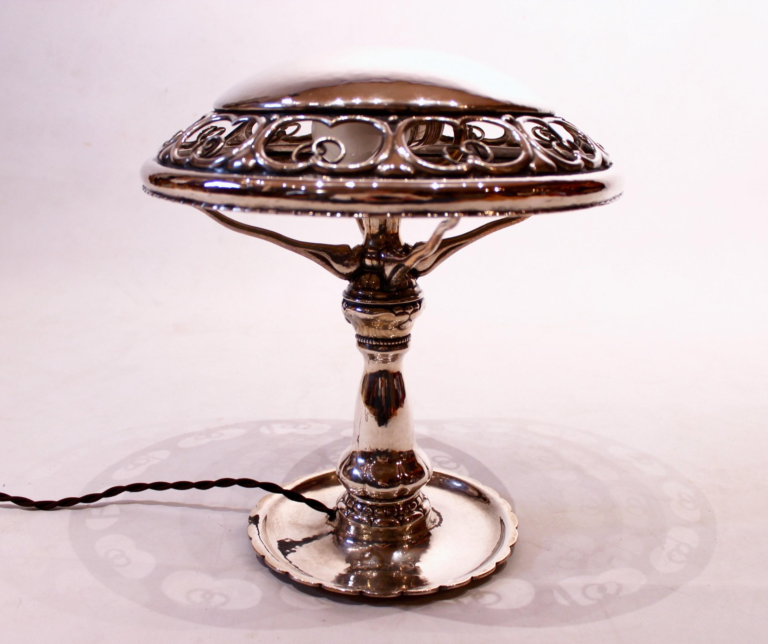 
Die Tischleuchte ist aus massivem Silber gefertigt und mit schönen Verzierungen versehen, die die für antike Gegenstände typische Ästhetik und Eleganz widerspiegeln. Die Lampe ist in ausgezeichnetem antiken Zustand und strahlt eine zeitlose