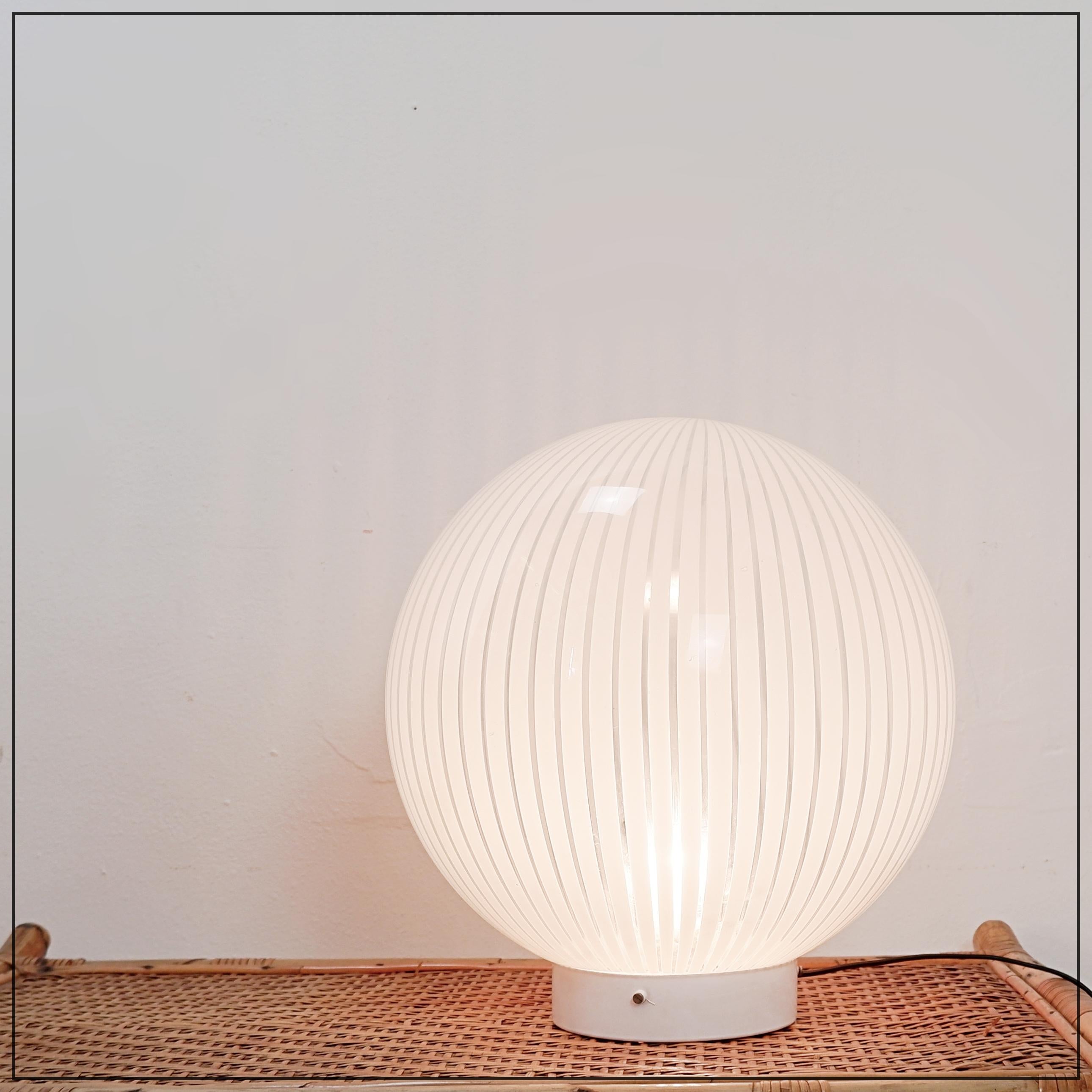 Mid-Century Modern Table lamp of the Tessuti series for Venini, Murano 1960s - Ø 40cm For Sale