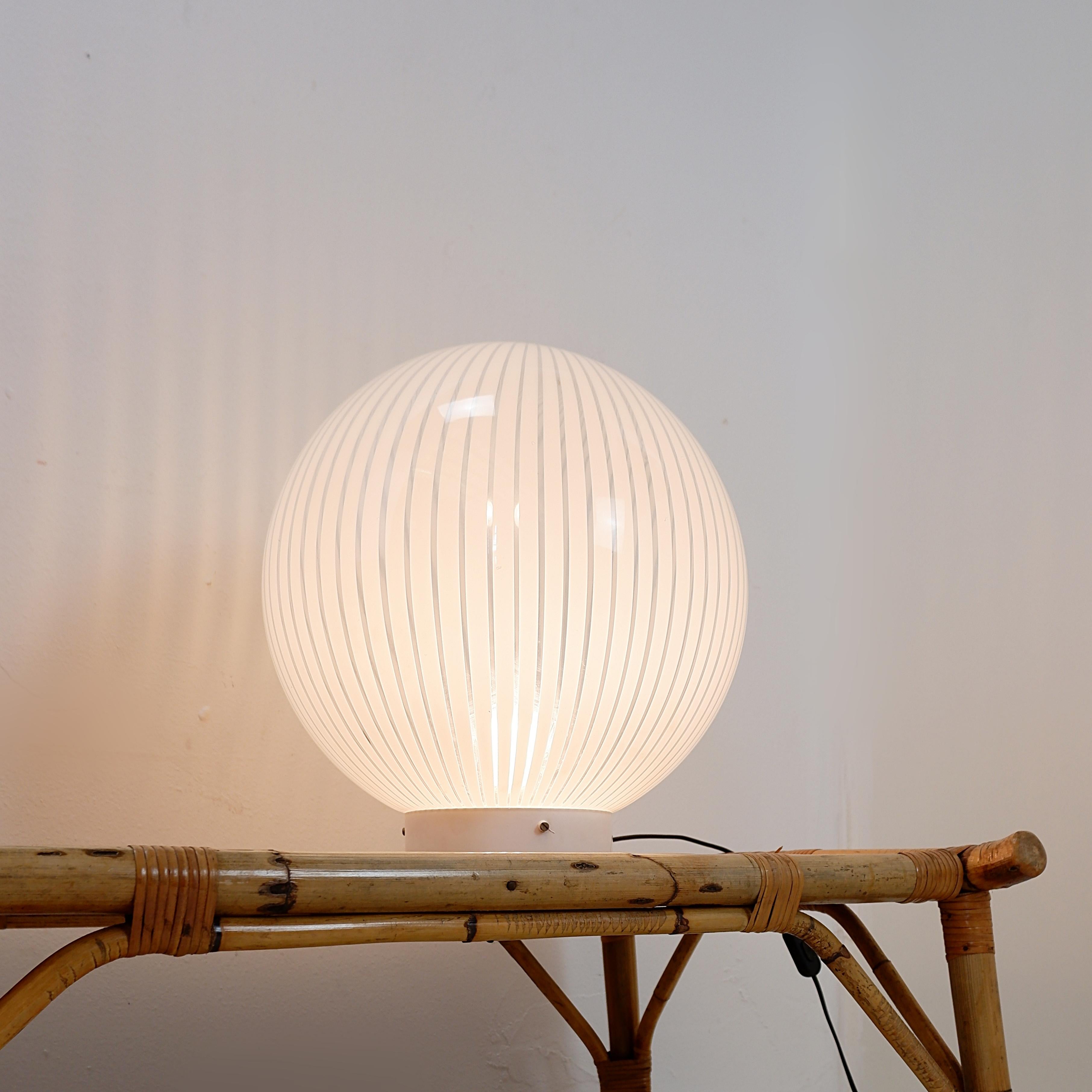 Italian Table lamp of the Tessuti series for Venini, Murano 1960s - Ø 40cm For Sale