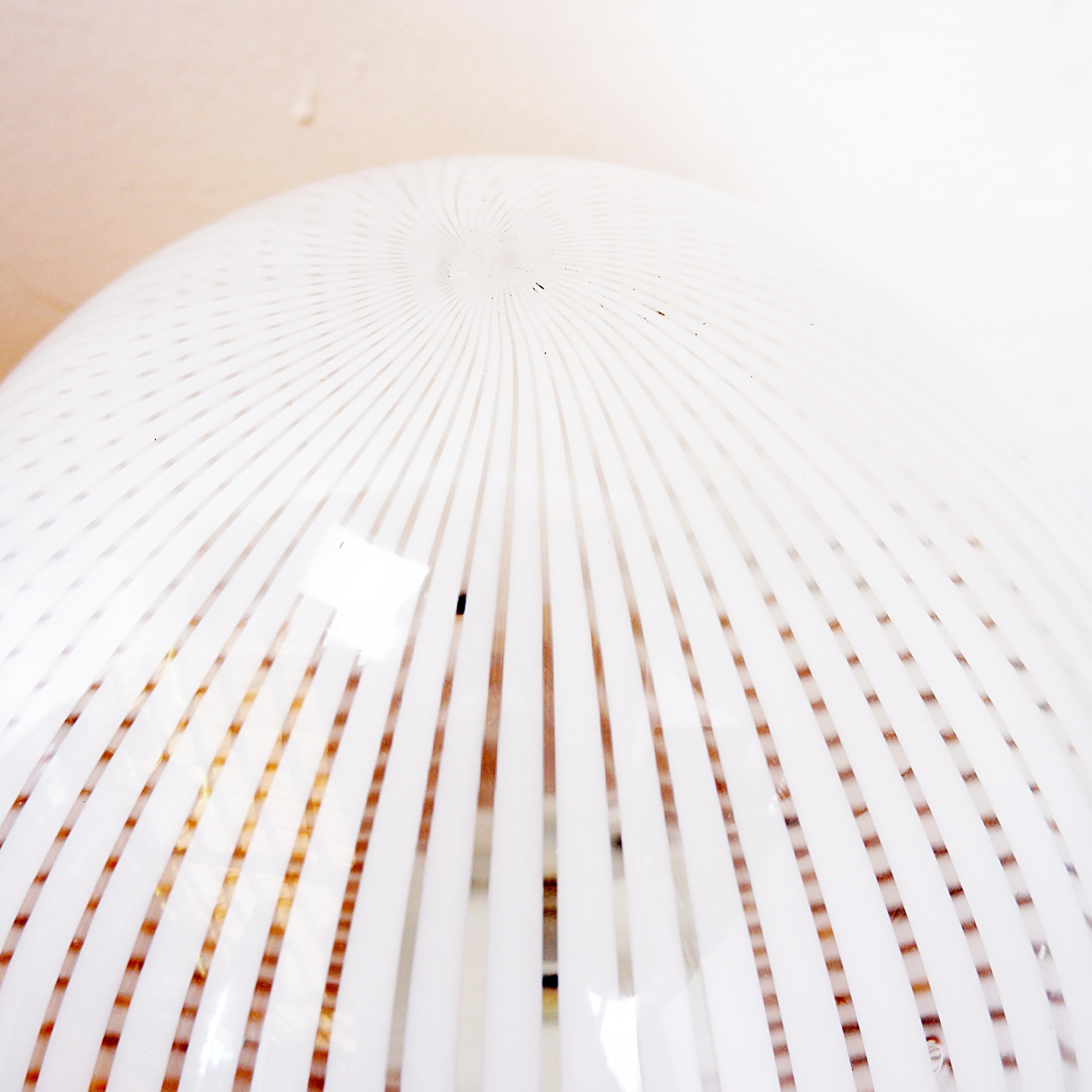 Table lamp of the Tessuti series for Venini, Murano 1960s - Ø 40cm In Good Condition For Sale In Linkebeek, BE