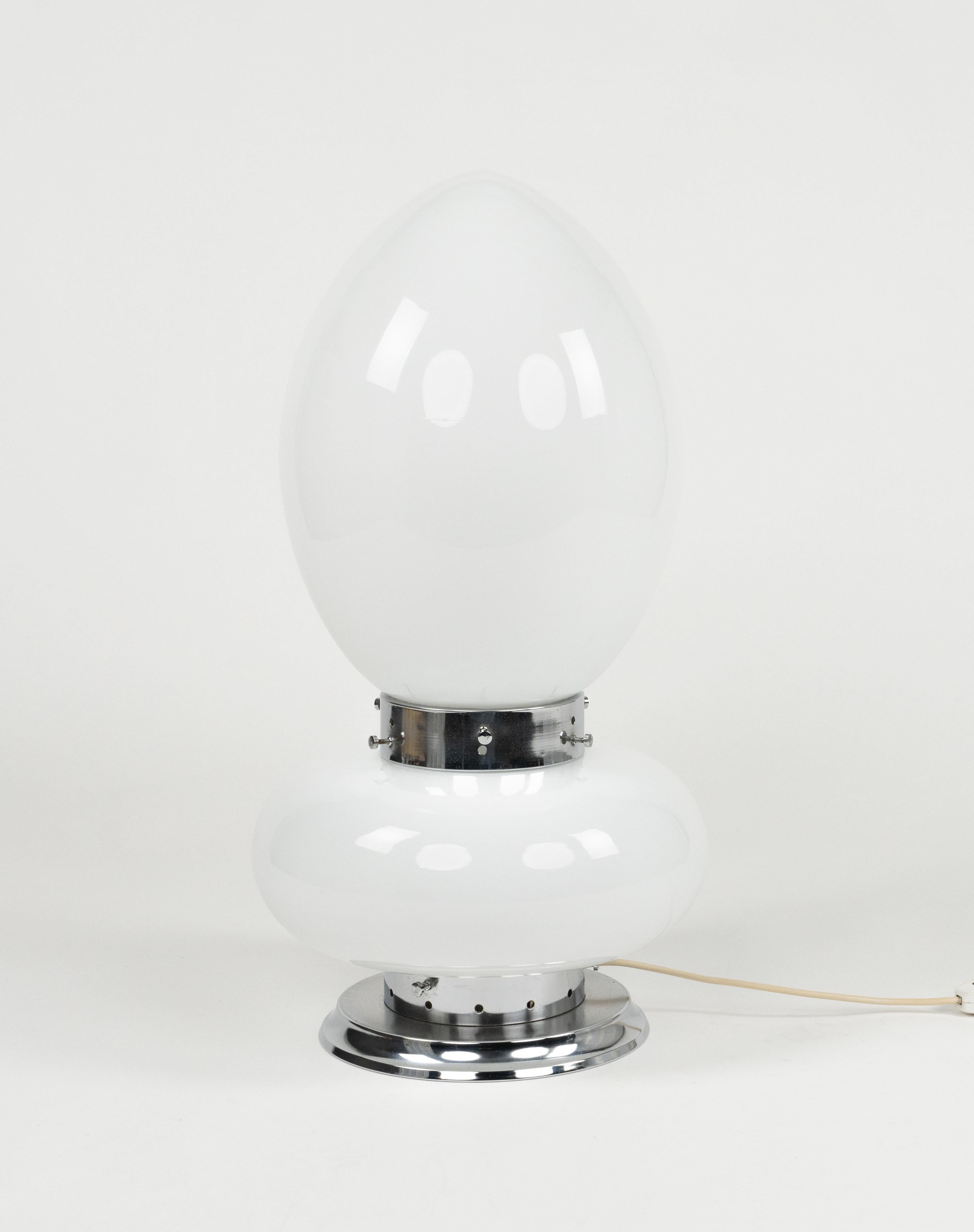 Midcentury beautiful large table lamp in opaline glass and chrome by Carlo Nason for Mazzega.

Made in Italy in the 1960s.

A beautiful lamp that is perfectly working but most of all, it provides an amazing visual impact in every room. European plug
