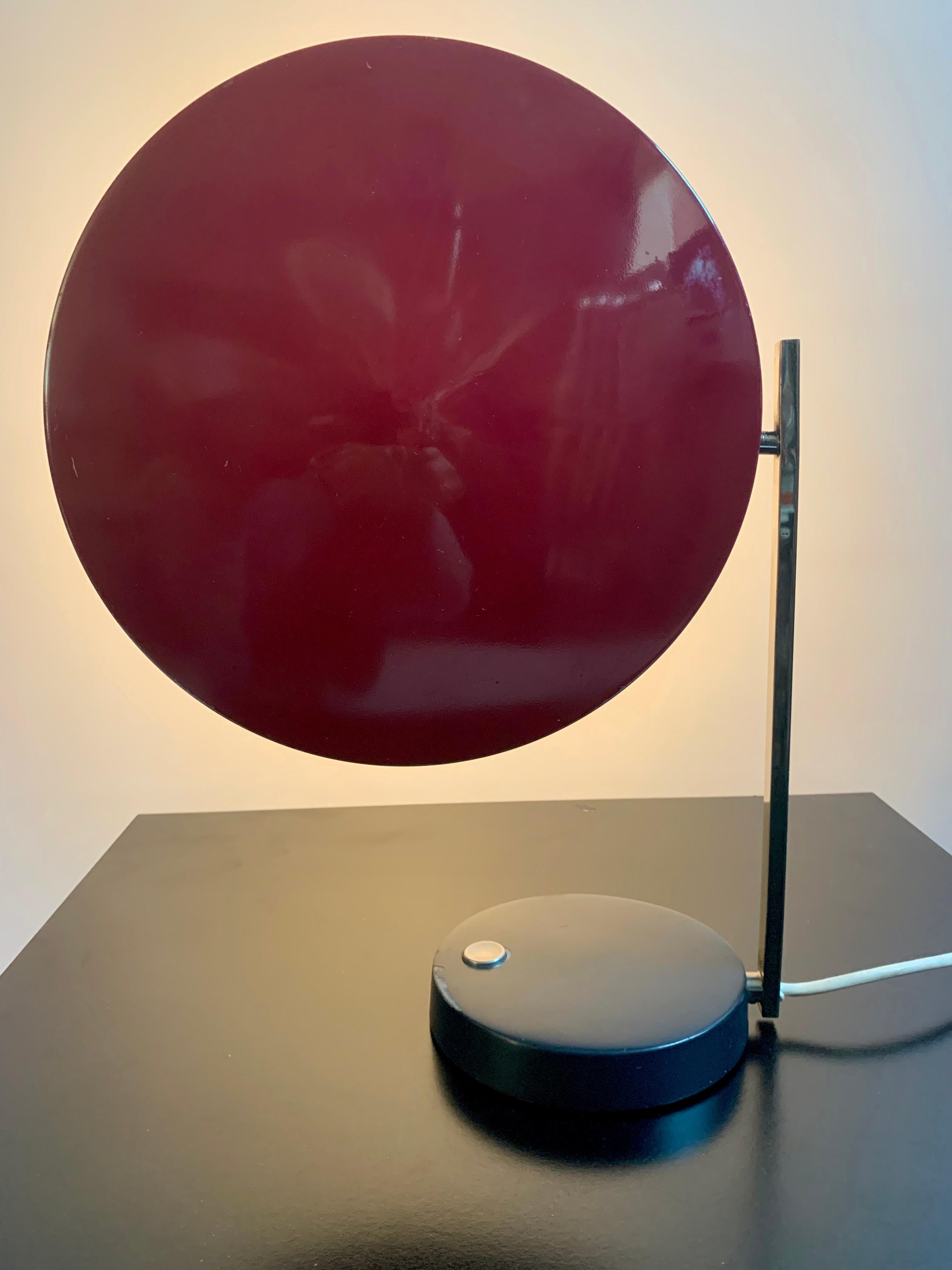 Lampe de table moderniste dans le style Bauhaus par Heinz Pfaender pour Hillebrand Leuchten en 1961.
 
Superbe combinaison de couleurs (d'origine) : noir, chrome et rouge. L'abat-jour en métal peut être tourné de l'horizontale à la verticale. En