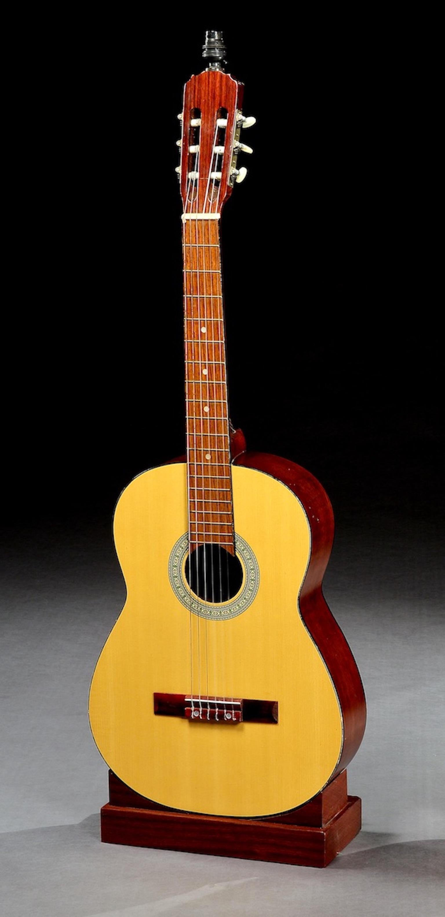 This full-size classical, acoustic guitar is in a natural, two-tone wooden finish and has a vibrant, exciting tone.
 
 Linden laminate body, back, sides and neck. The body with Classic rosette decoration. Binding black front. Bridge maple. Machine