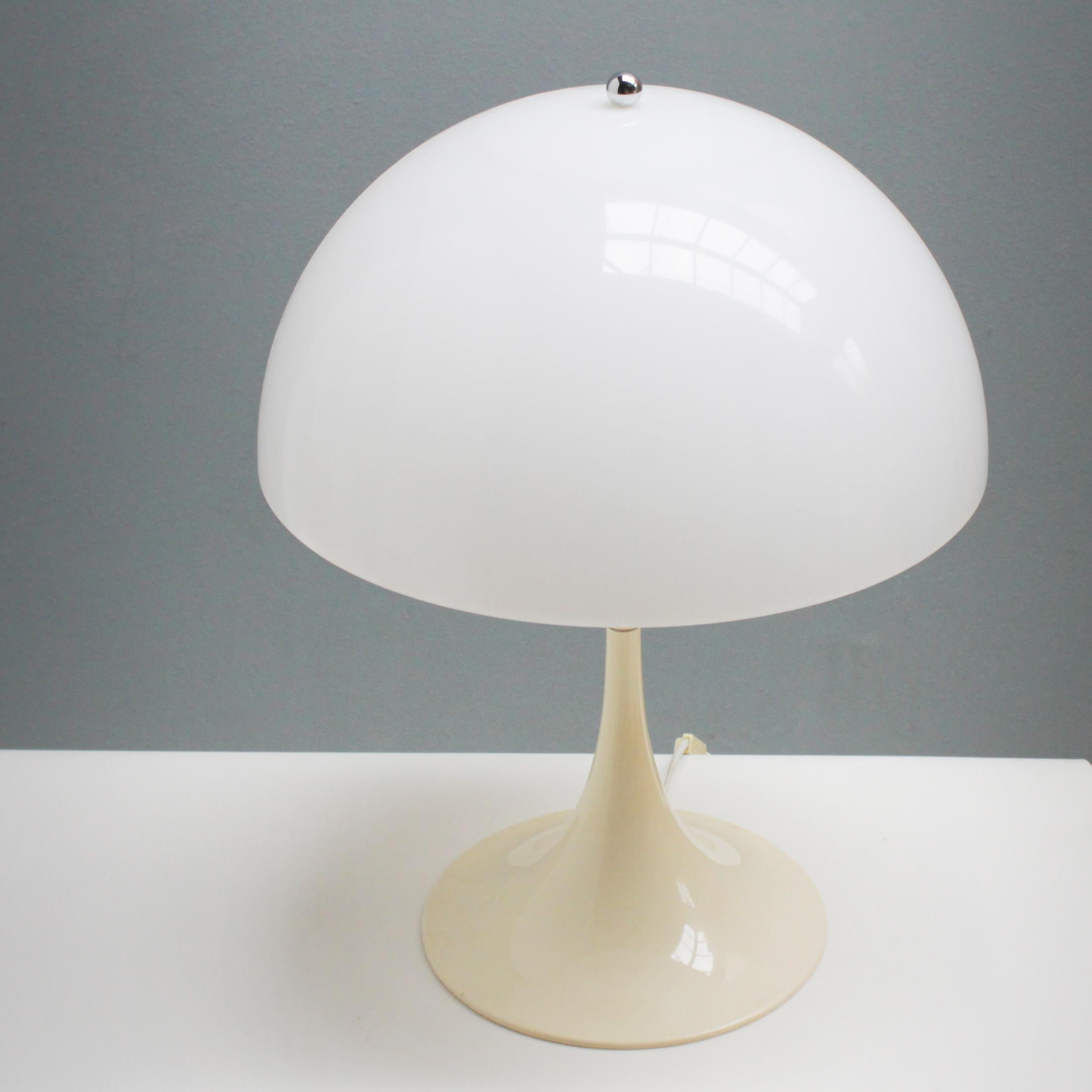 An original 'Panthella' table lamp, design by Verner Panton for Louis Poulsen, Denmark, 1971. Beautiful condition. Lamp on an elegant, curved foot, with a slender shaft that widens out again at shade height. Topped by large hemispherical