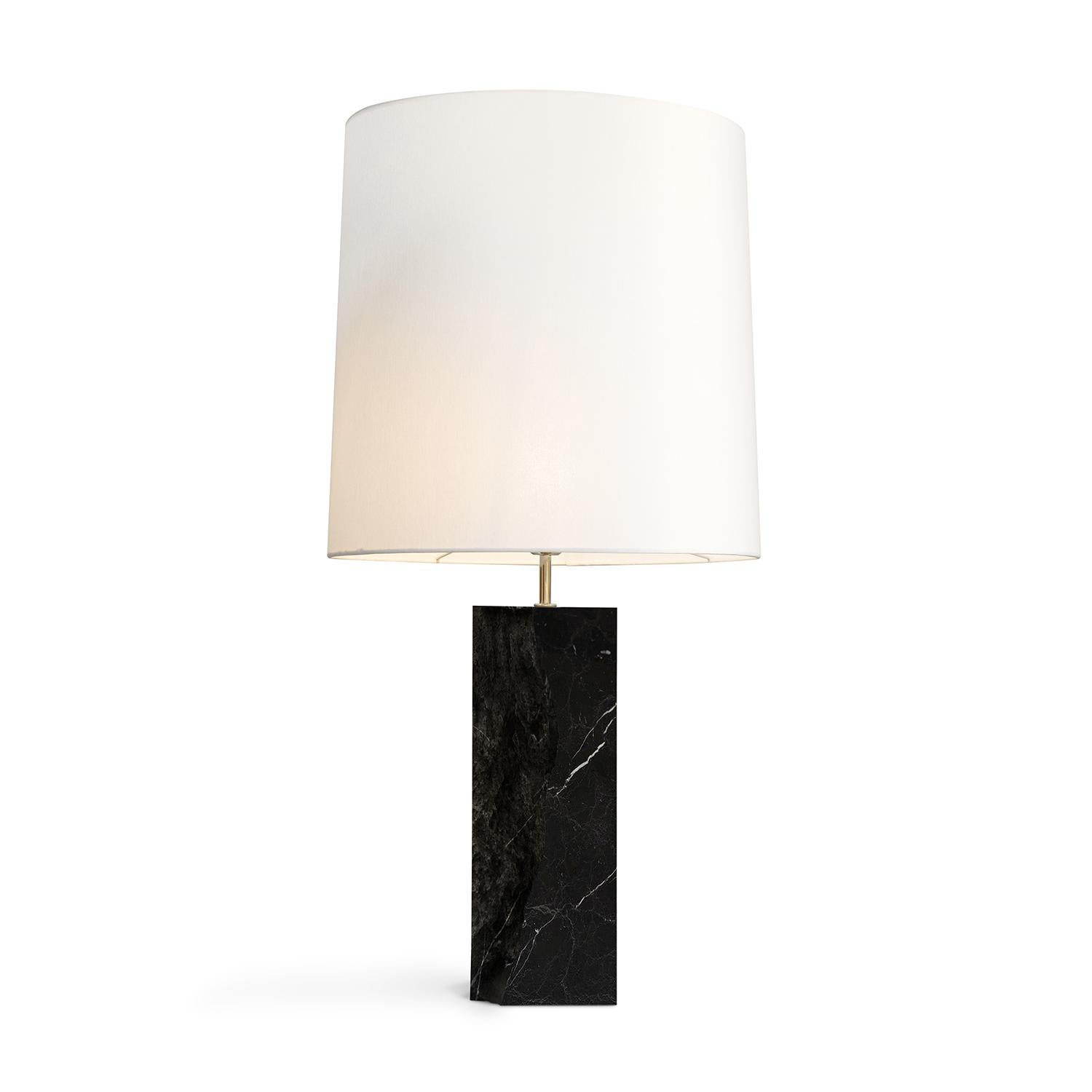 Table Lamp Paradise Black Full Marbre with base
in carved white marble, with polished brass lamp
stem and with white cotton lamp shade. 1 bulb, lamp
holder type E27, Max 40 watt, bulb not included.
Also available on request in brown marble or in