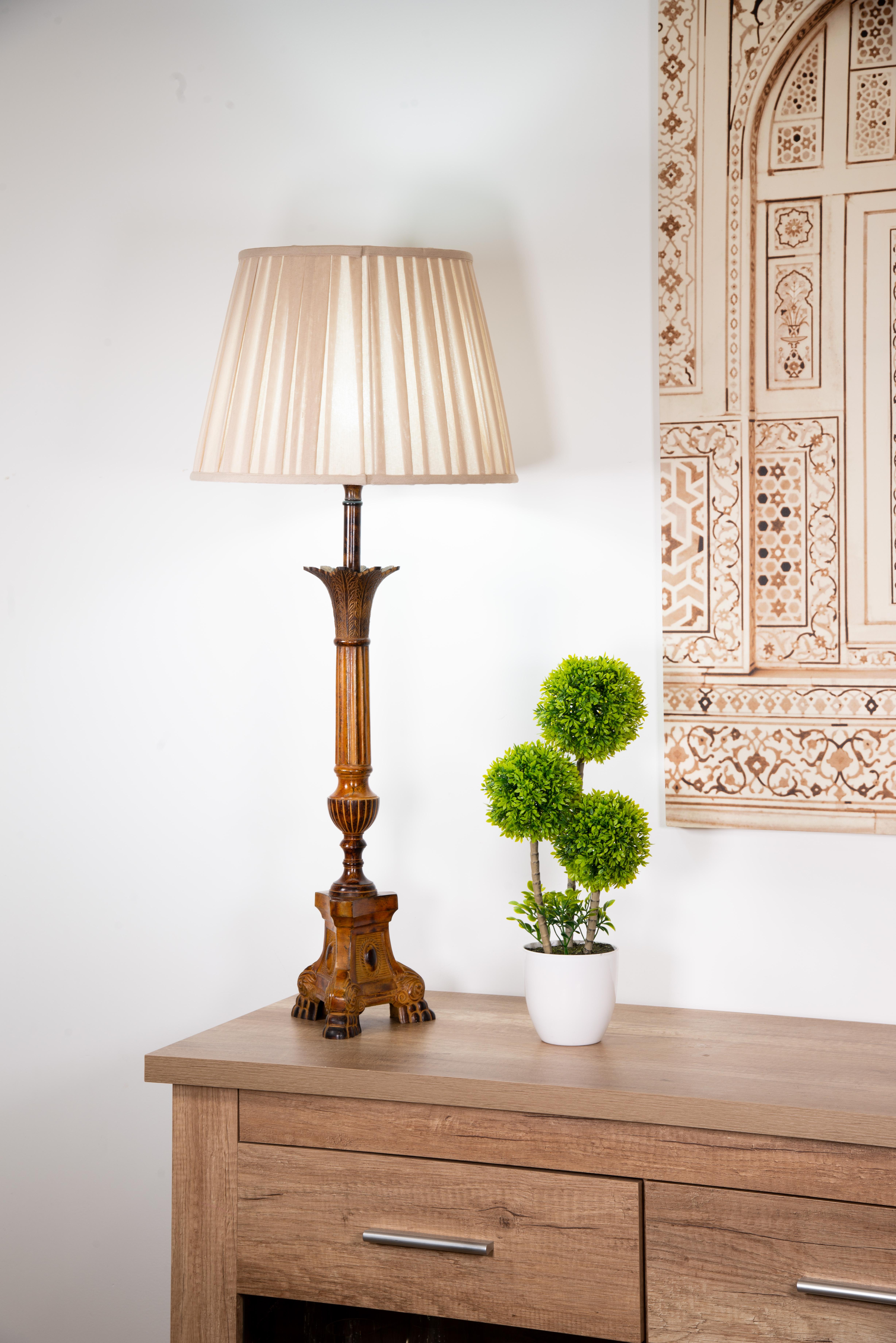 Patinated bronze lamp base. Screen not included
Lamp stand in the shape of a candlestick formed by a pedestal with a triangular base with legs and a grooved shaft, finished with leaves. The lines and decoration show the influence of classic Baroque