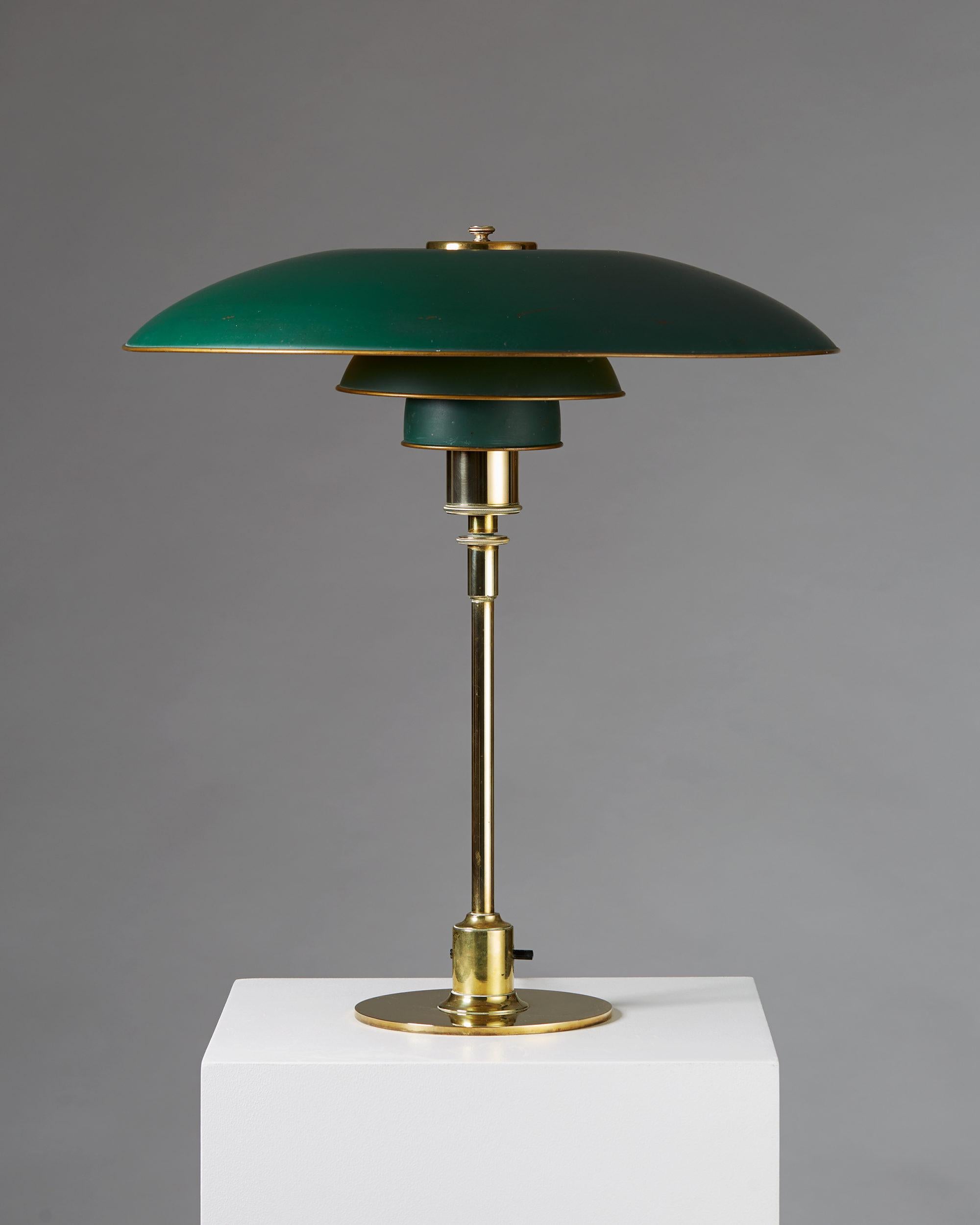 Polished brass and original green copper shades.

Measures: H 55 cm/ 21 3/4