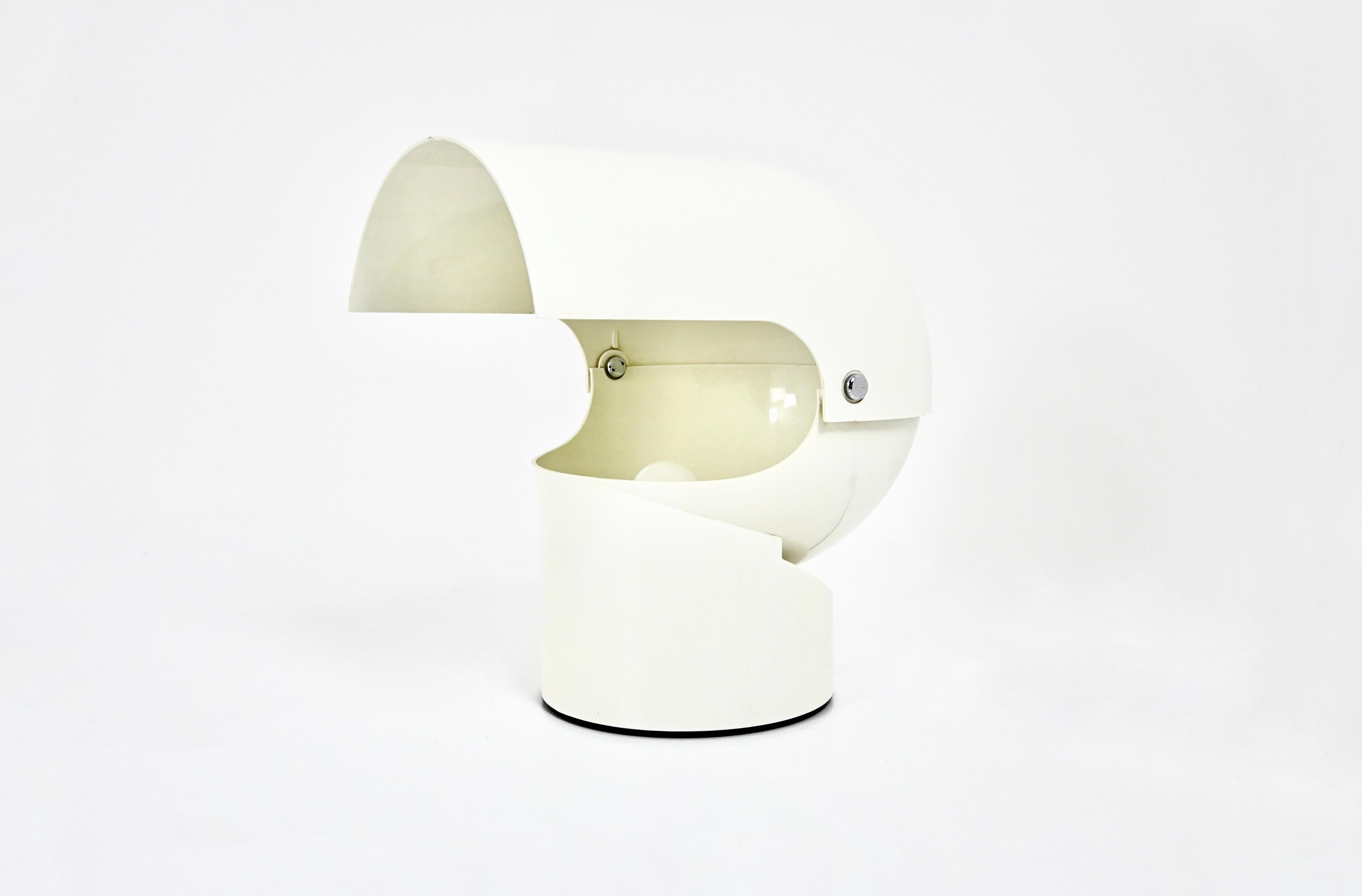 Lampe en plastique blanc et métal. Estampillé Gae Aulenti, Artemide sur la face inférieure. Grand modèle, avec abat-jour réglable. Usure due au temps et à l'âge.
POUR L'EXPÉDITION, NOUS CONSULTER POUR OBTENIR LE MEILLEUR PRIX