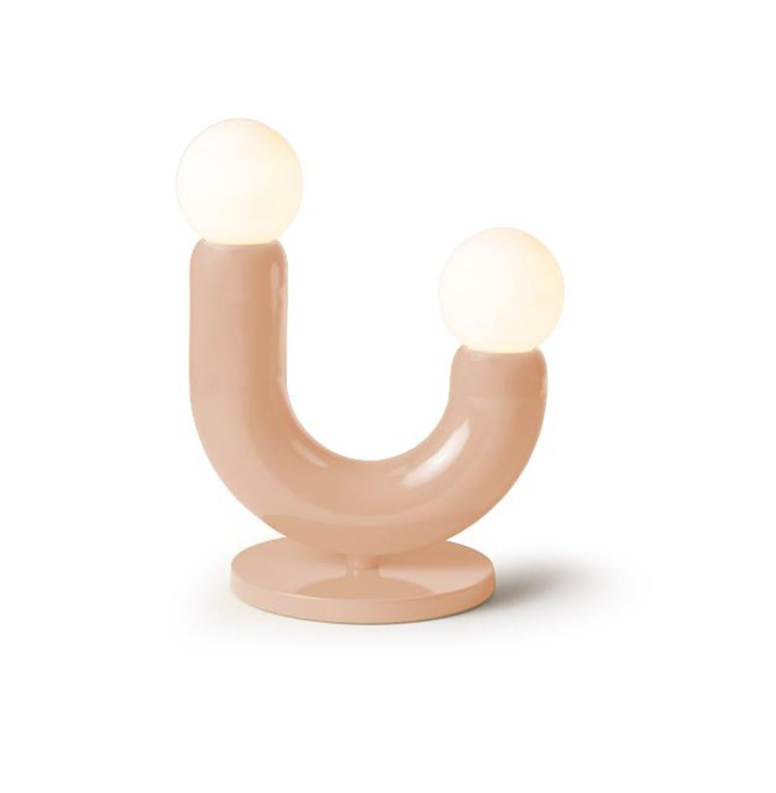 Utu Soulful Lighting, presenta la última incorporación a su colección de iluminación: las lámparas Play. La idea que subyace a la
creación de la familia Play fue presentar una pieza escultórica pero divertida, parecida a una escultura de arte