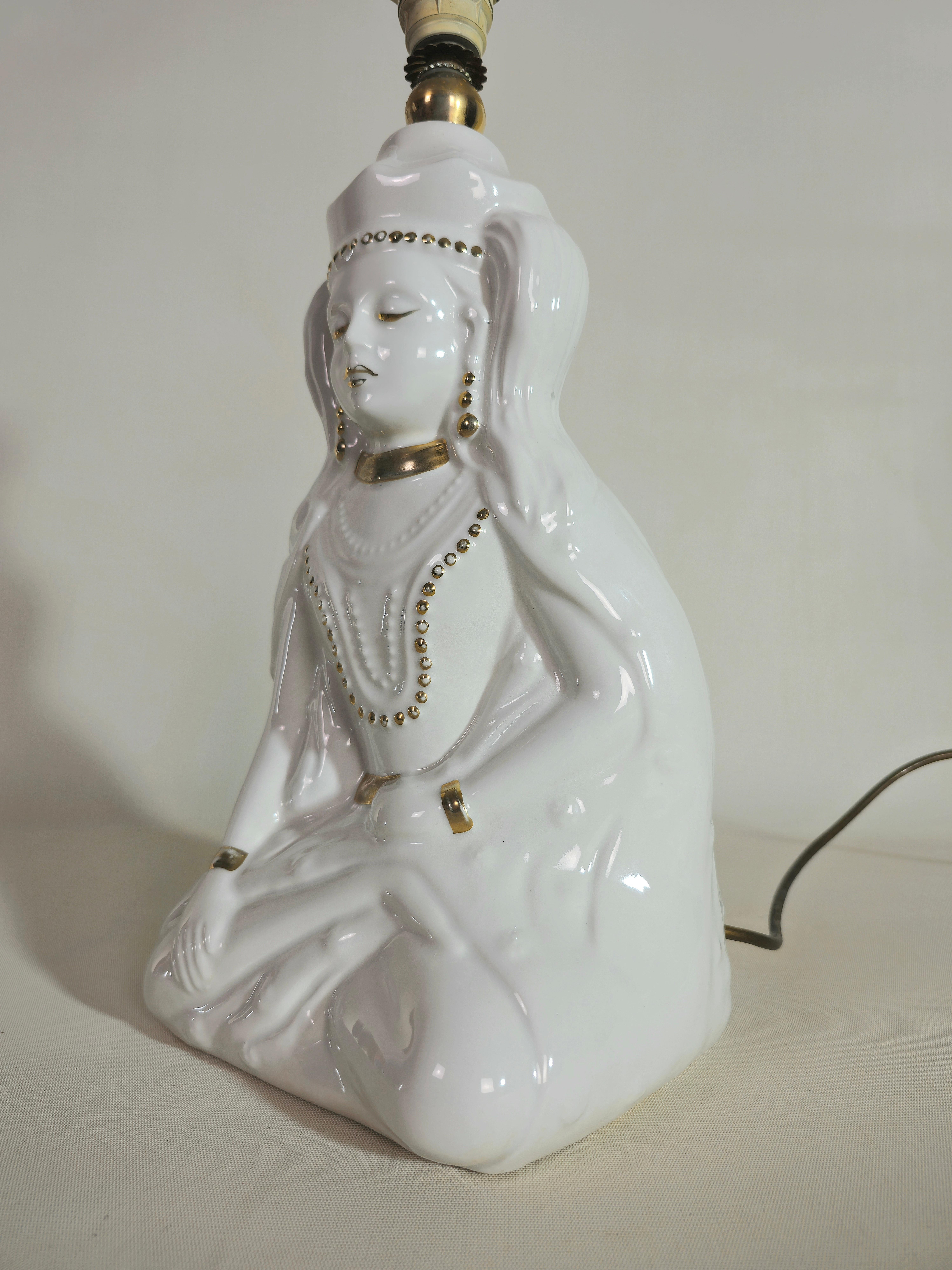 Mid-Century Modern Lampe de bureau sculpture en porcelaine blanche  Design italien du milieu du siècle 1970 en vente