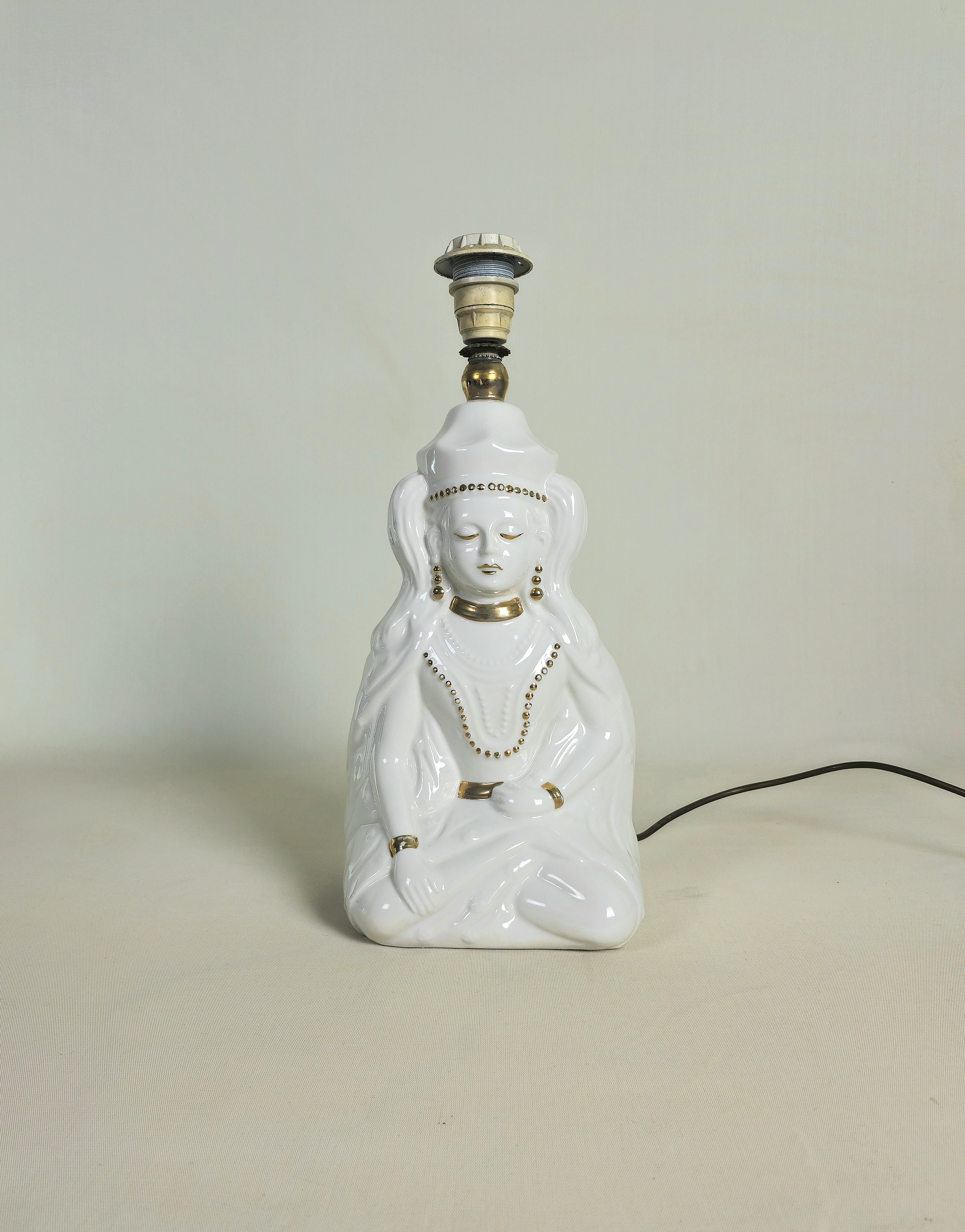 Lampe de bureau sculpture en porcelaine blanche  Design italien du milieu du siècle 1970 en vente 1