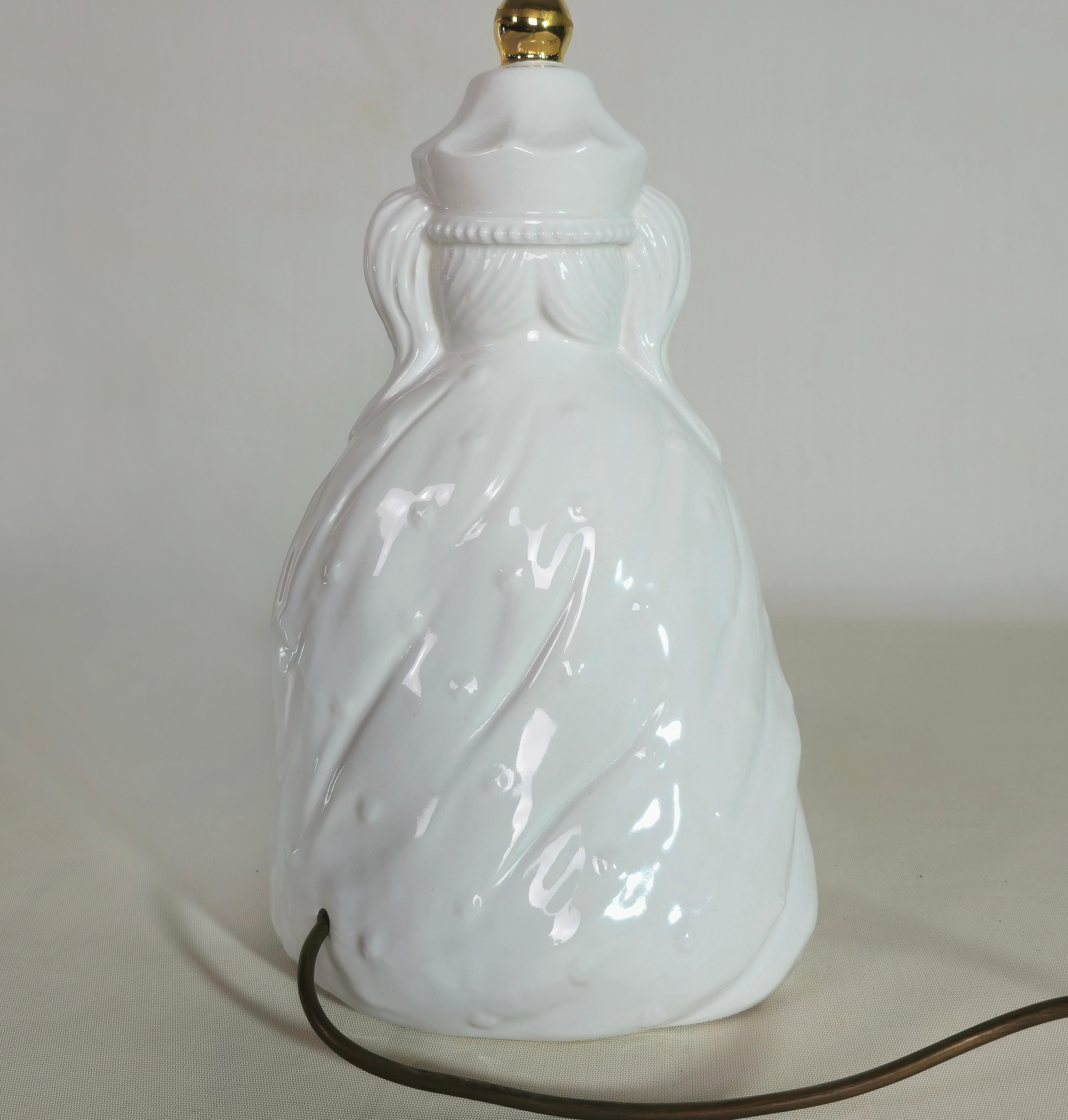 Lampe de bureau sculpture en porcelaine blanche  Design italien du milieu du siècle 1970 en vente 2