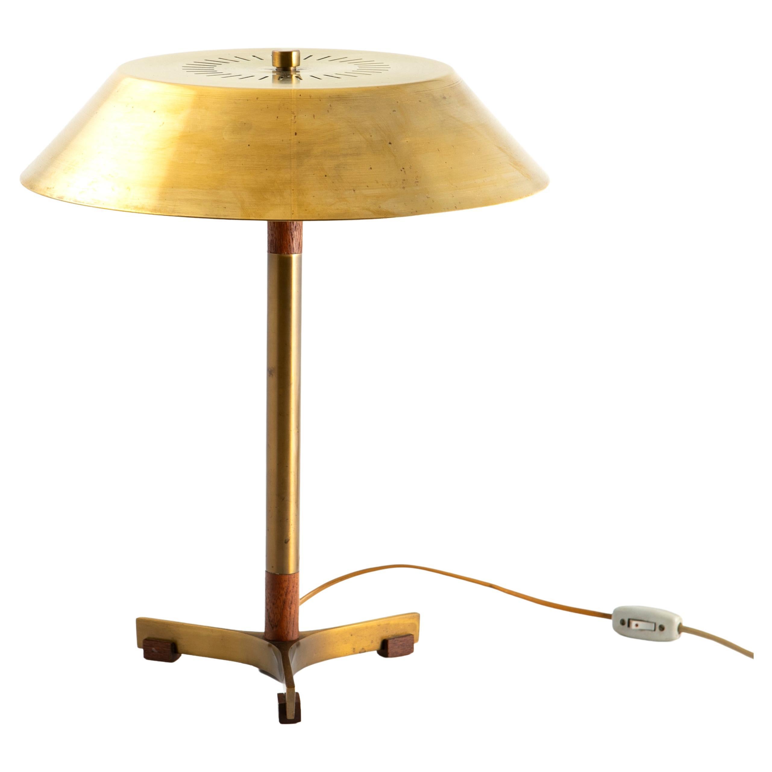Table lamp model President designed by Jo Hammerborg. Produced by Fog & Mørup in Denmark, 1960's.
Teak and brass base, brass lampshade. This table lamp features two light sources.

Please note that the lamp is original of the period and this shows