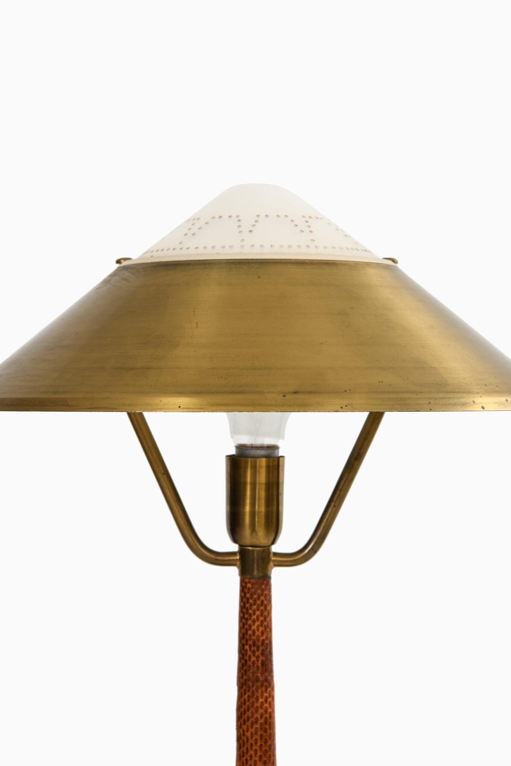 Rare desk lamp / table lamp by unknown designer. Produced by AB E. Hansson & Co in Malmö, Sweden.