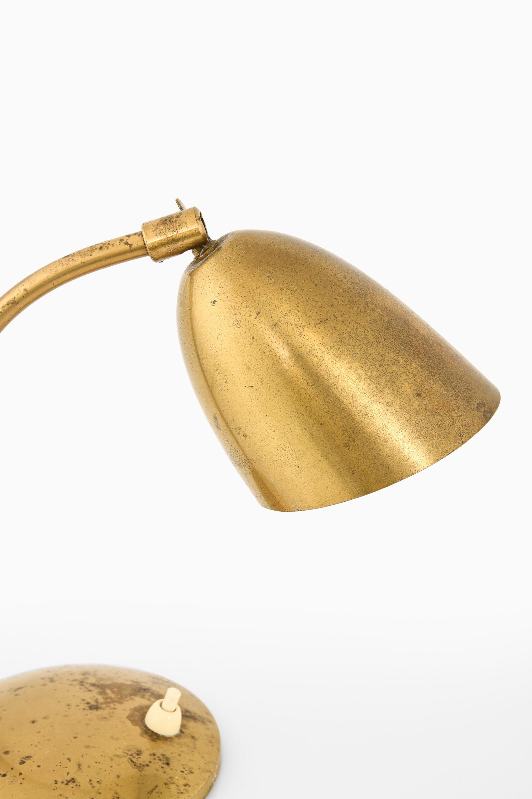 Lampe de table d'un designer inconnu. Produit par YBE Konst en Suède.
