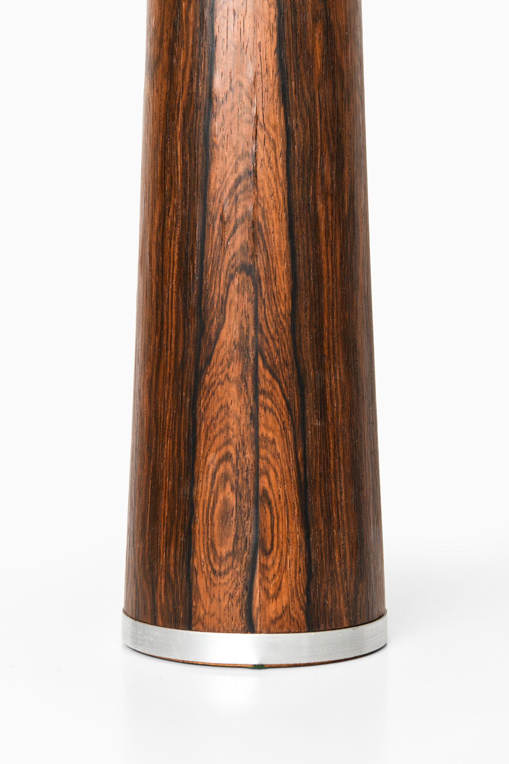 Lampe de table de designer inconnu. Produit en Suède.
Remarque : Cette lampe de table est vendue sans abat-jour.