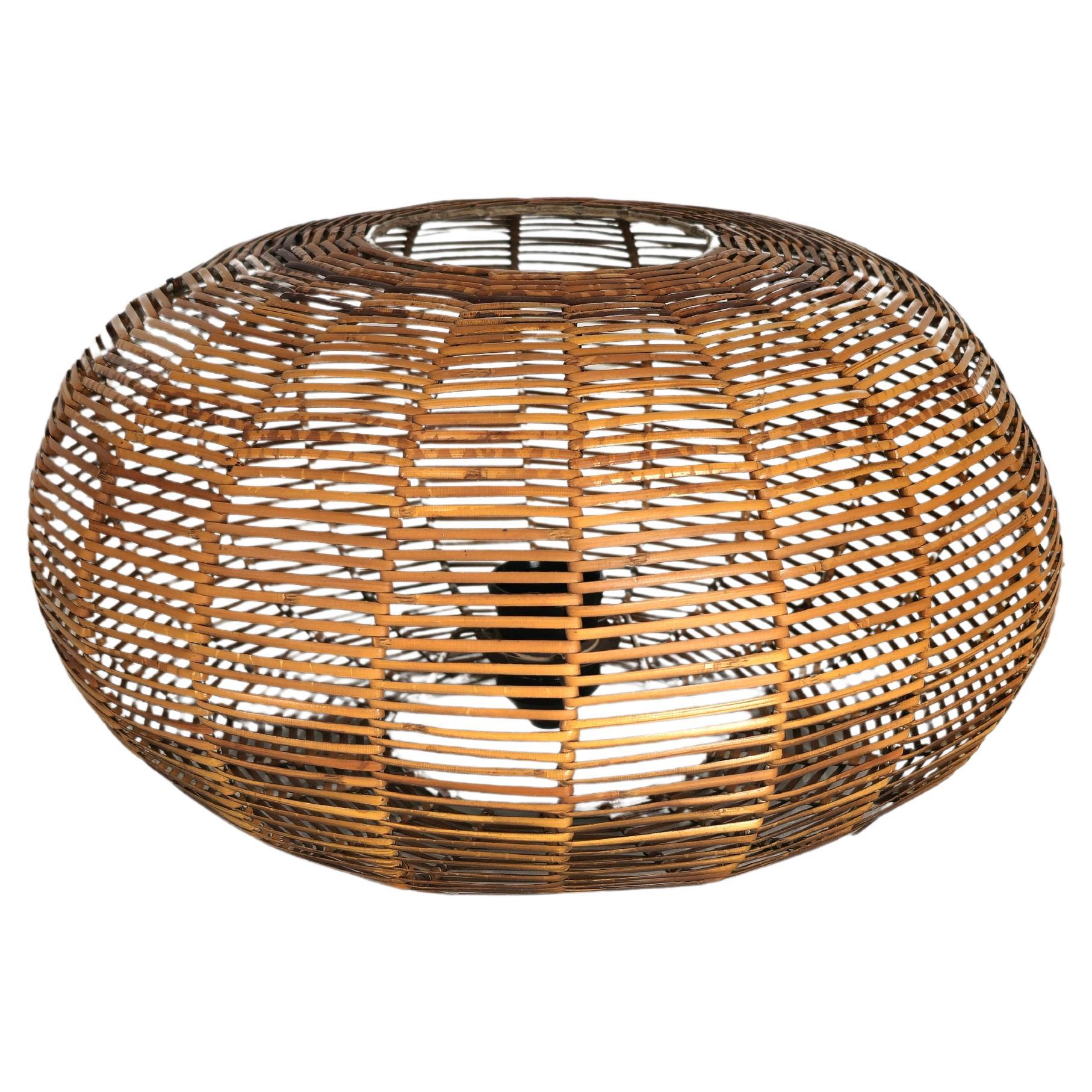 Lampe de table de forme ellipsoïdale en métal émaillé et rotin. Fabriqué en Italie dans les années 70. Veuillez regarder attentivement la vidéo et les photos, merci.

Poids : 0,510 kg
Ampoules : 1 ampoule E27.

NOTE : Nous offrons à nos clients un