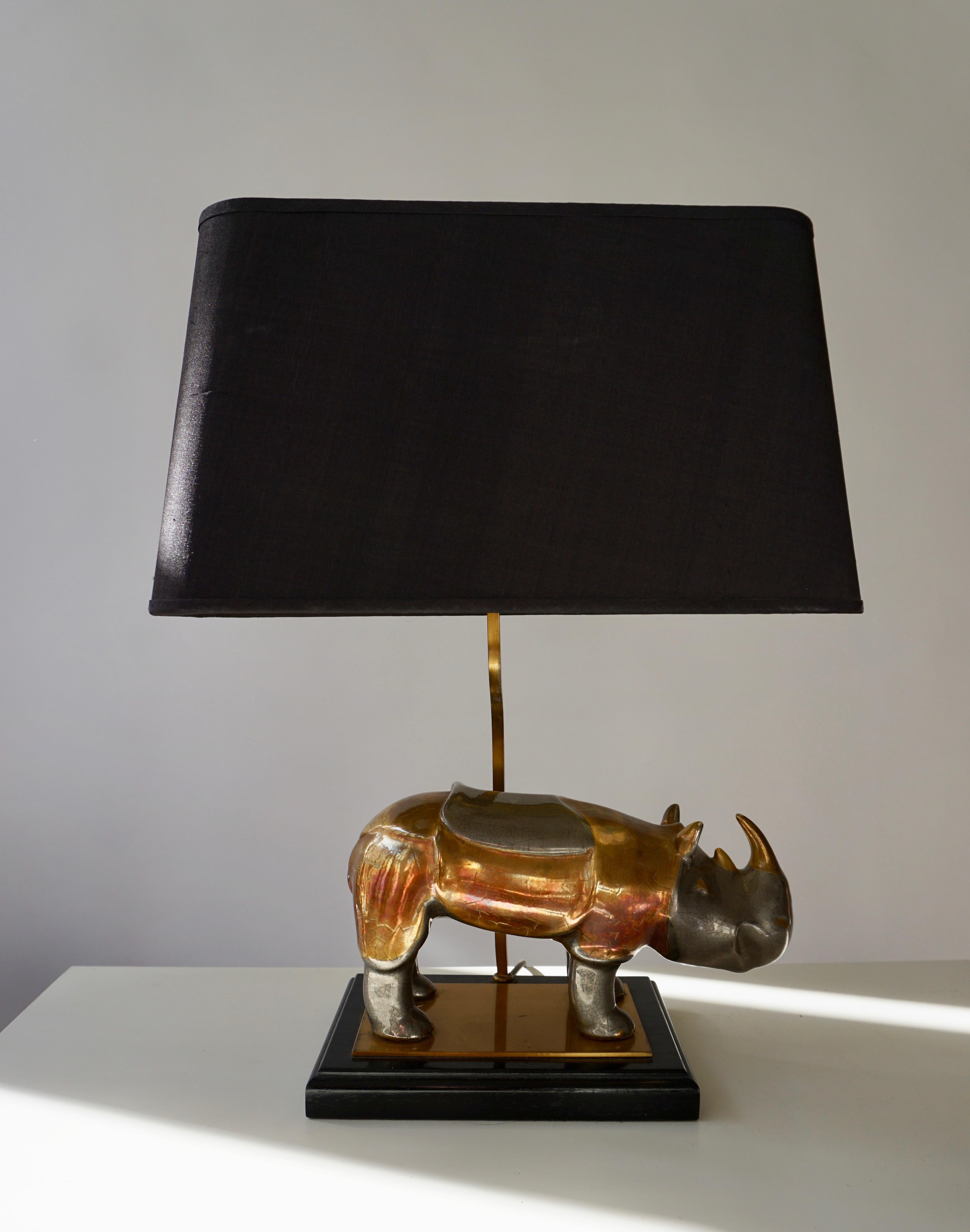 Nashornlampe aus Messing auf einem Holzsockel mit originalem Lampenschirm.
Maße: Höhe 51 cm.
Breite Blende 40 cm.
Tiefenschatten 22 cm.
Breite Nashorn29 cm, Höhe 18 cm.
0eine E27-Glühbirne.