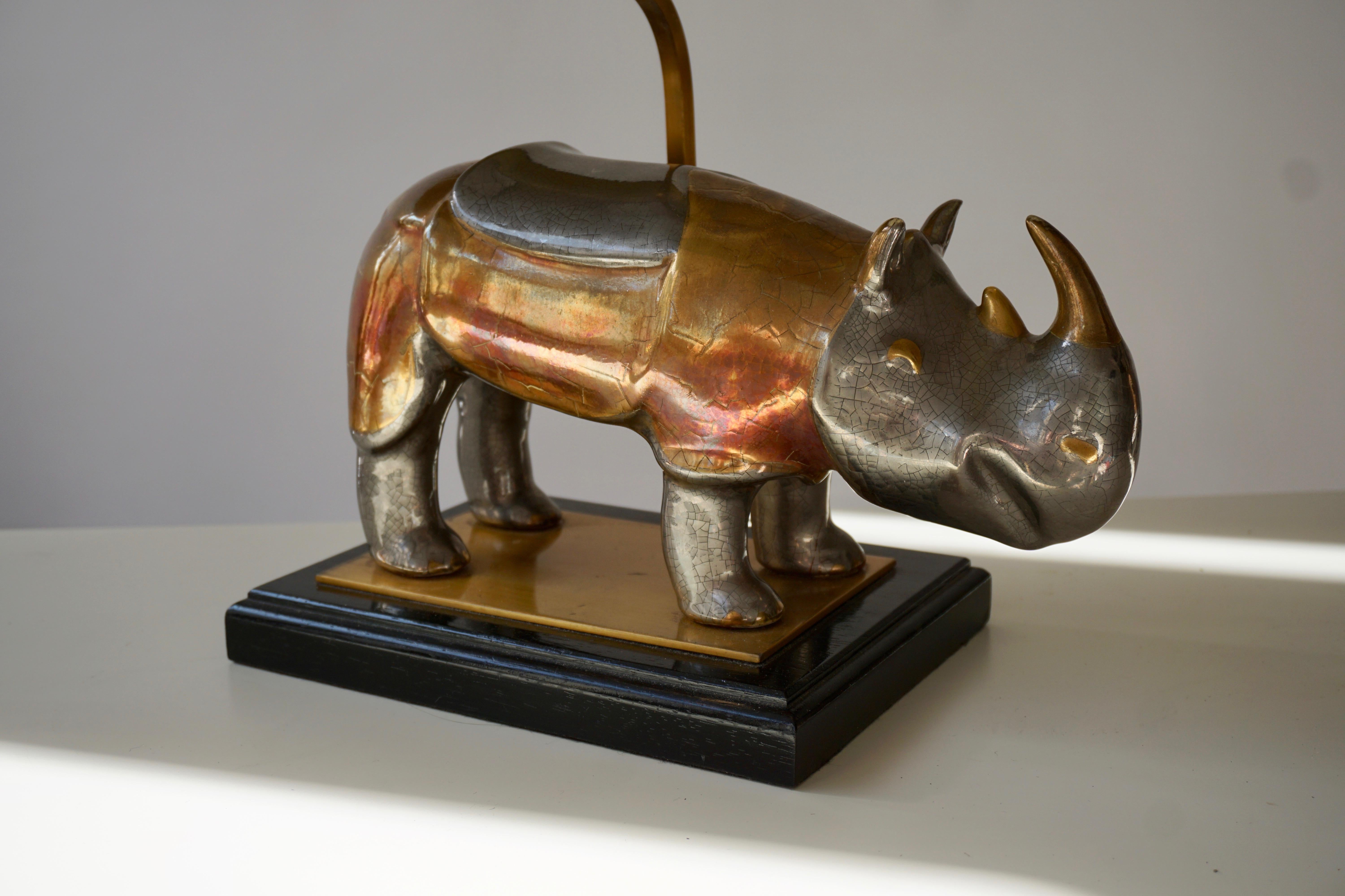 Tischlampe „Rhino-Lampe“ aus Messing mit Original-Schirm (Hollywood Regency) im Angebot