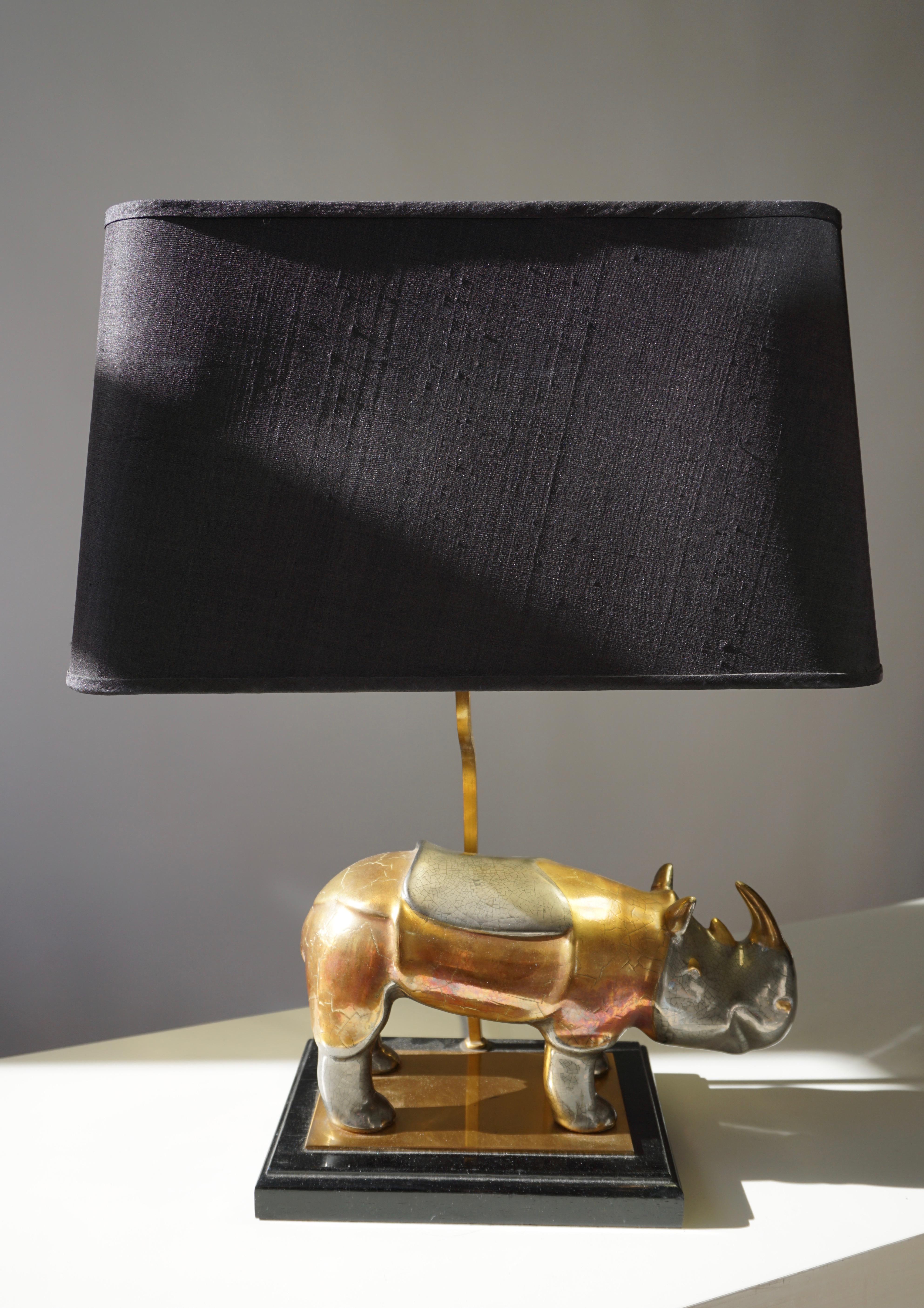 Hollywood Regency Lampe de bureau Rhino Lamp en laiton avec abat-jour d'origine en vente