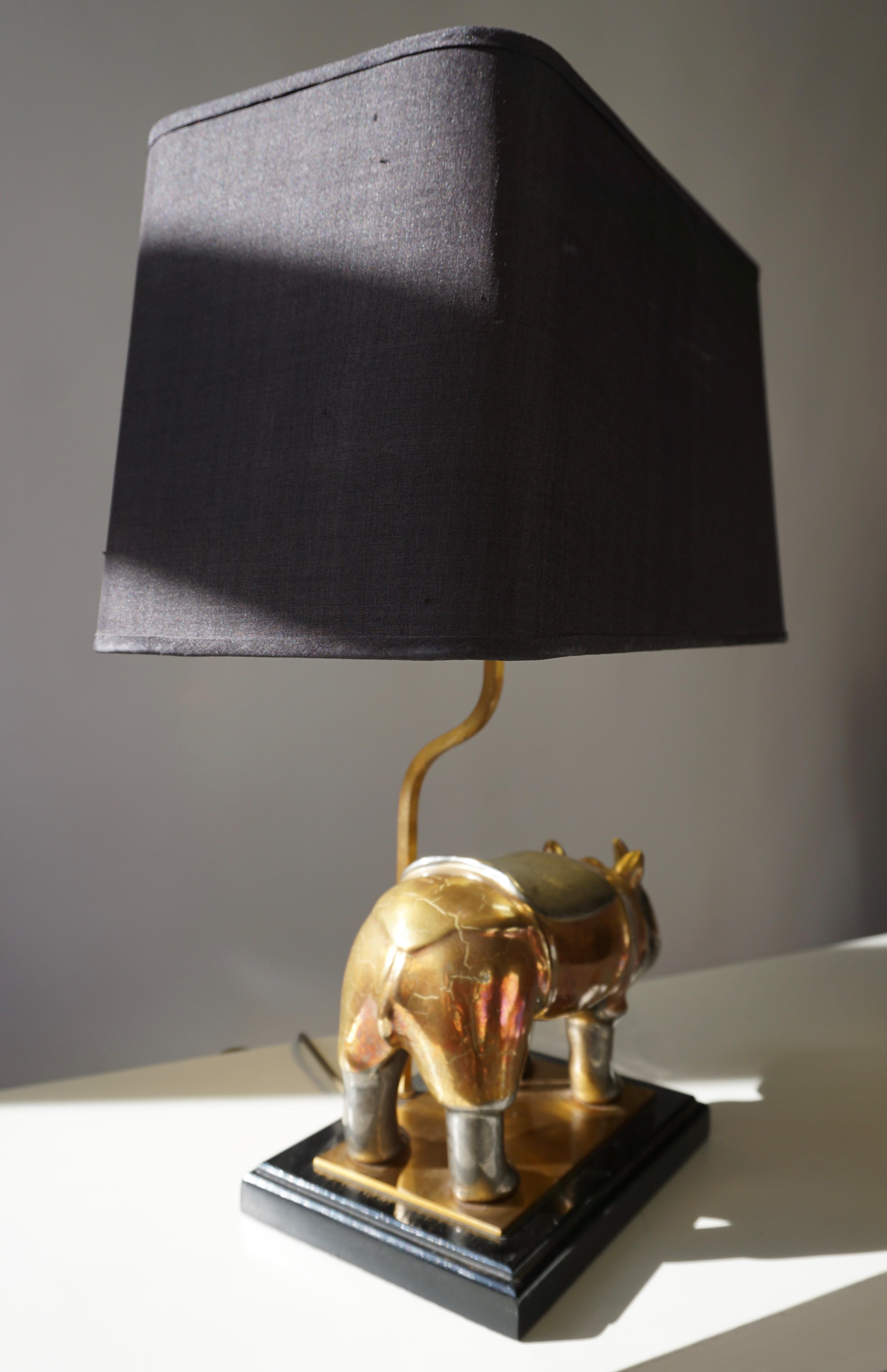 Tischlampe „Rhino-Lampe“ aus Messing mit Original-Schirm im Zustand „Gut“ im Angebot in Antwerp, BE
