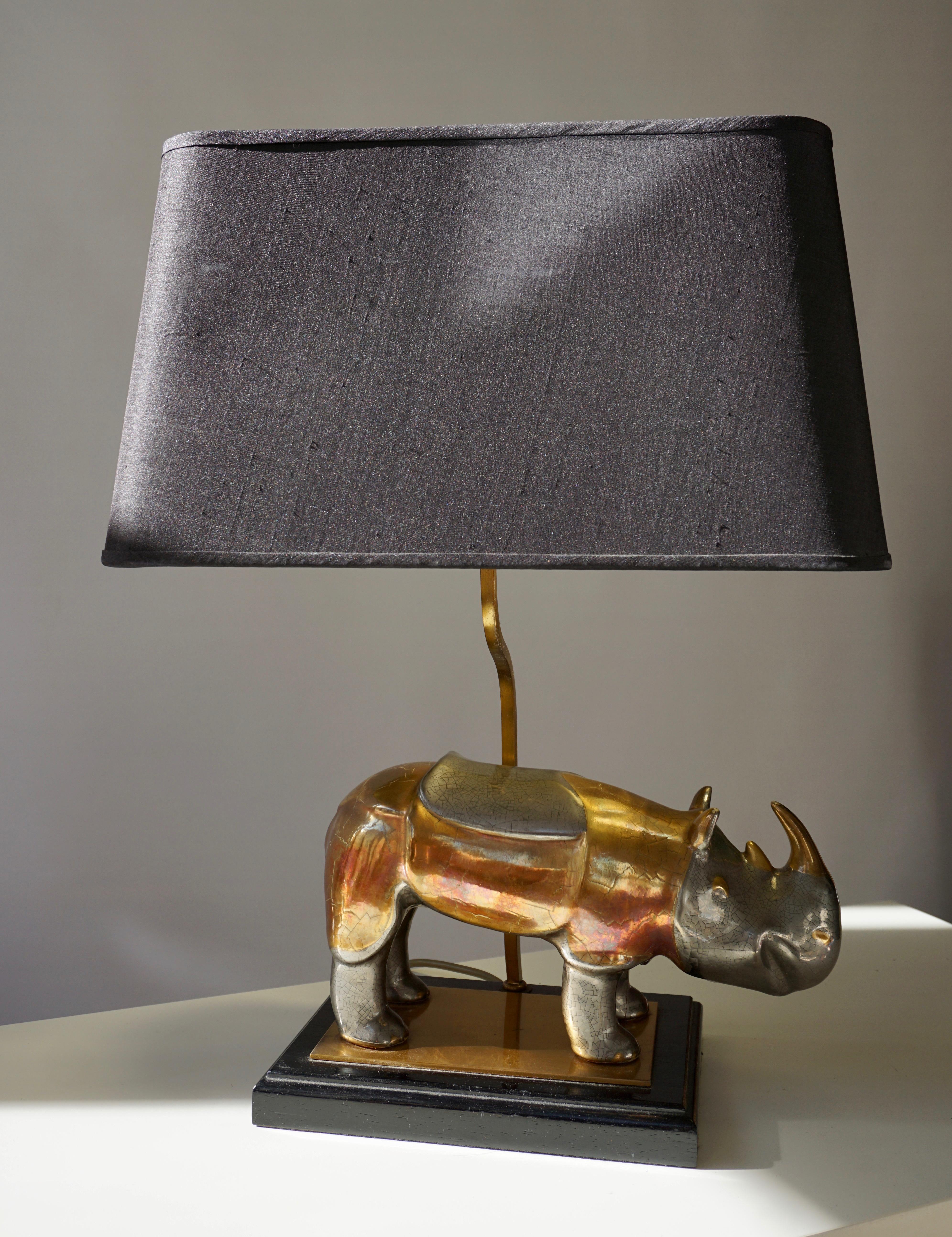 Tischlampe „Rhino-Lampe“ aus Messing mit Original-Schirm (20. Jahrhundert) im Angebot
