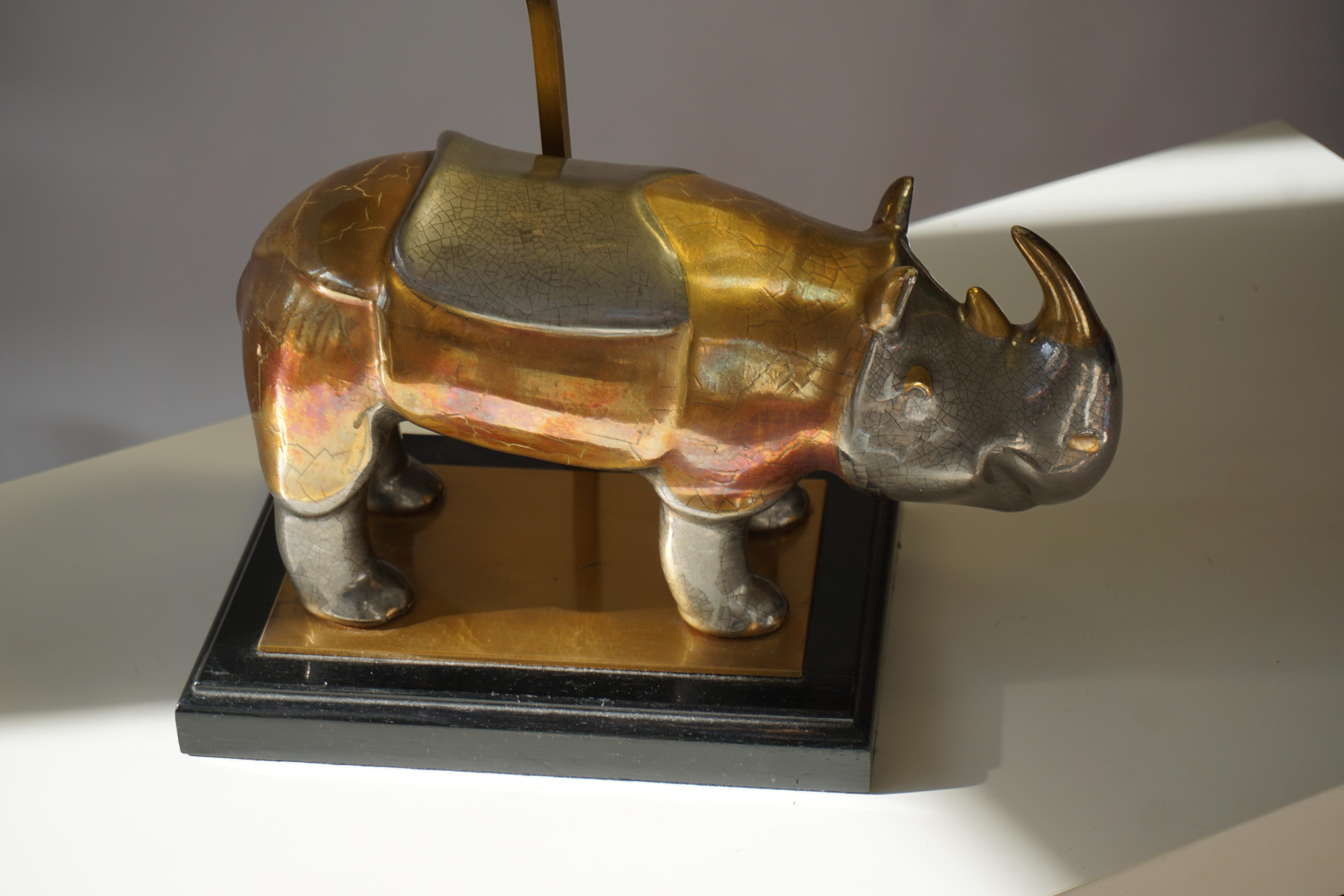 Laiton Lampe de bureau Rhino Lamp en laiton avec abat-jour d'origine en vente