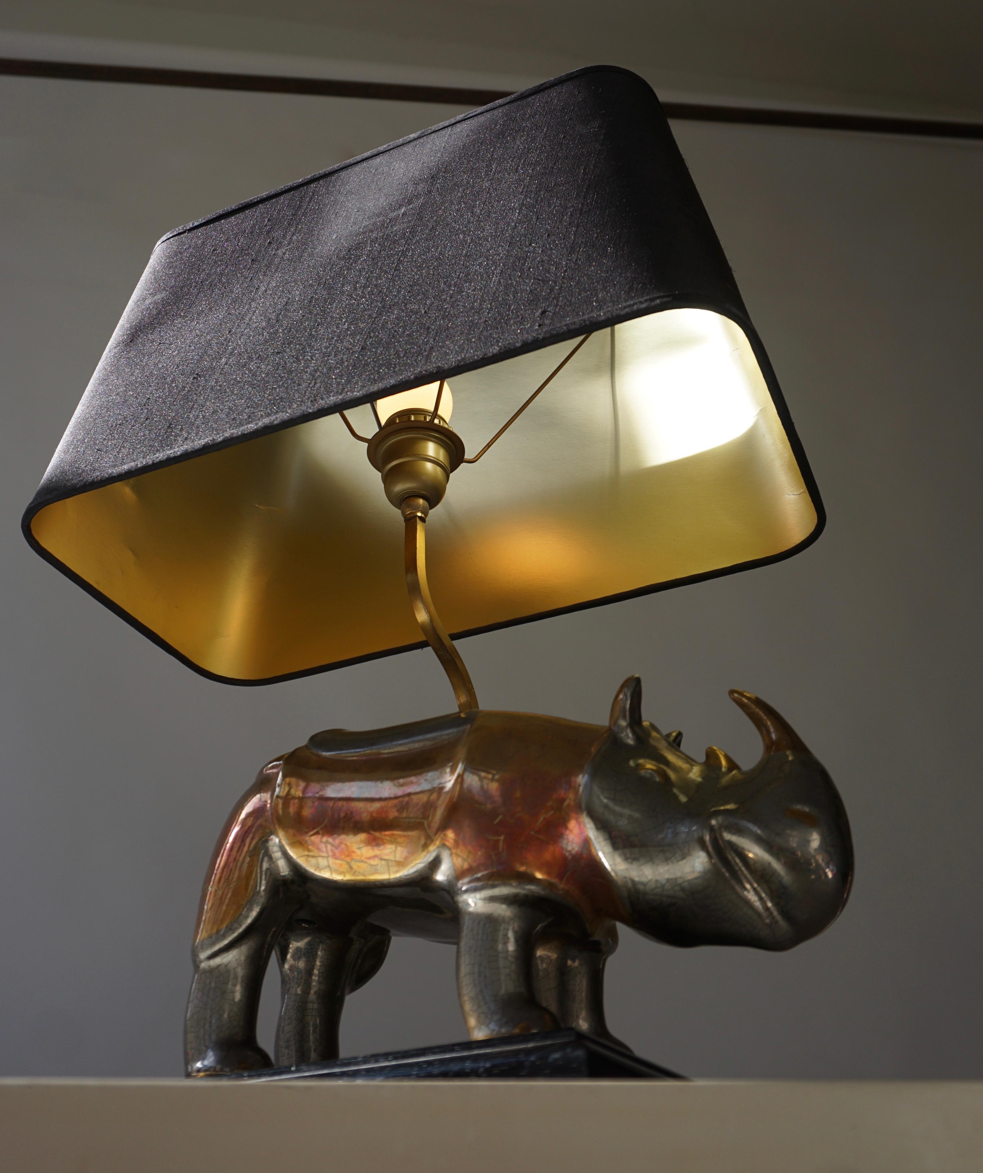 Lampe de bureau Rhino Lamp en laiton avec abat-jour d'origine en vente 1