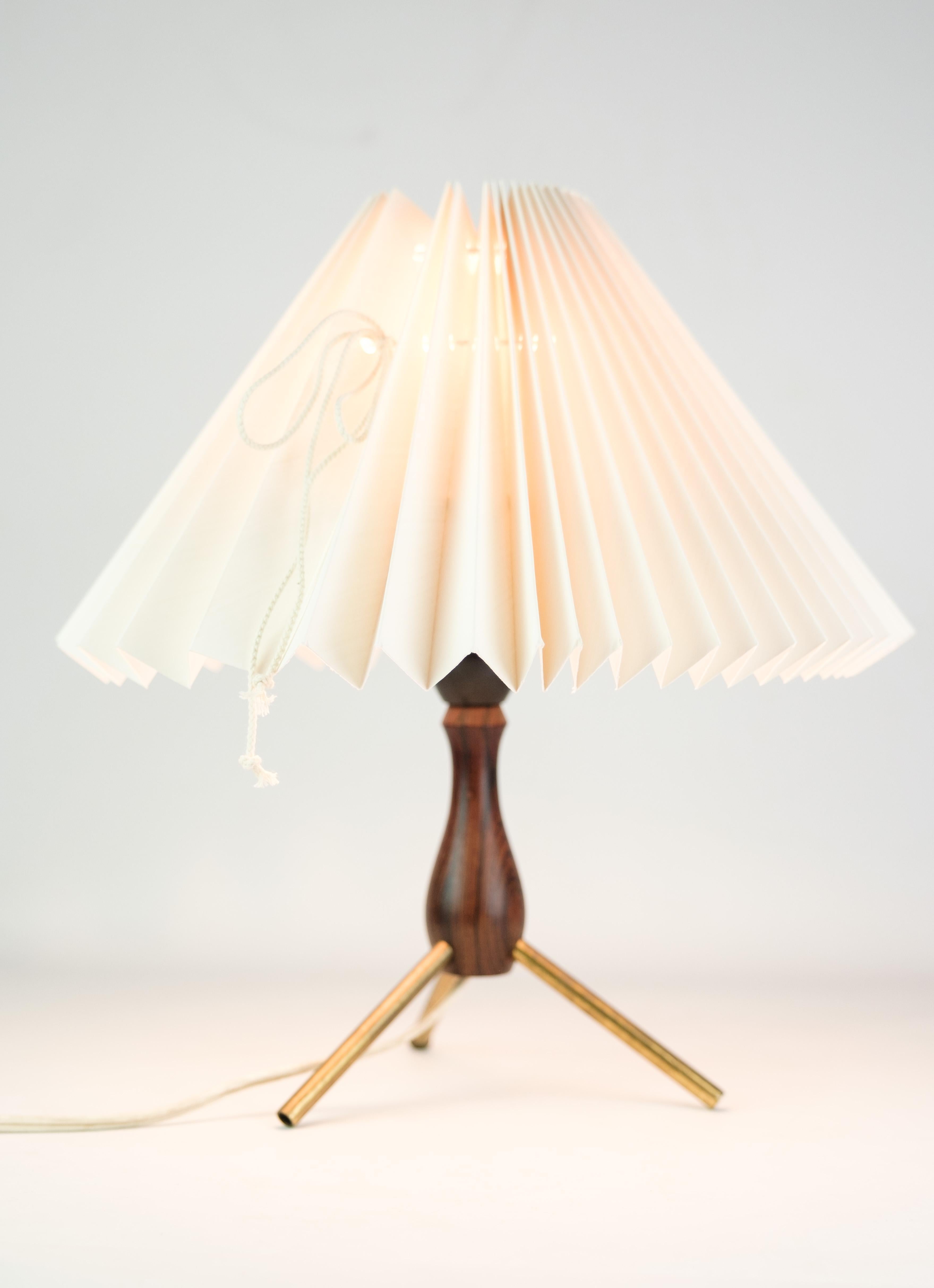 Three-legged table lamp in rosewood of Danish design with brass legs from around the 1960s. Lamp has an incredibly beautiful lampshade. Overall a lamp of very high quality
Dimensions in cm: H:31 W:15
This product will be inspected thoroughly at