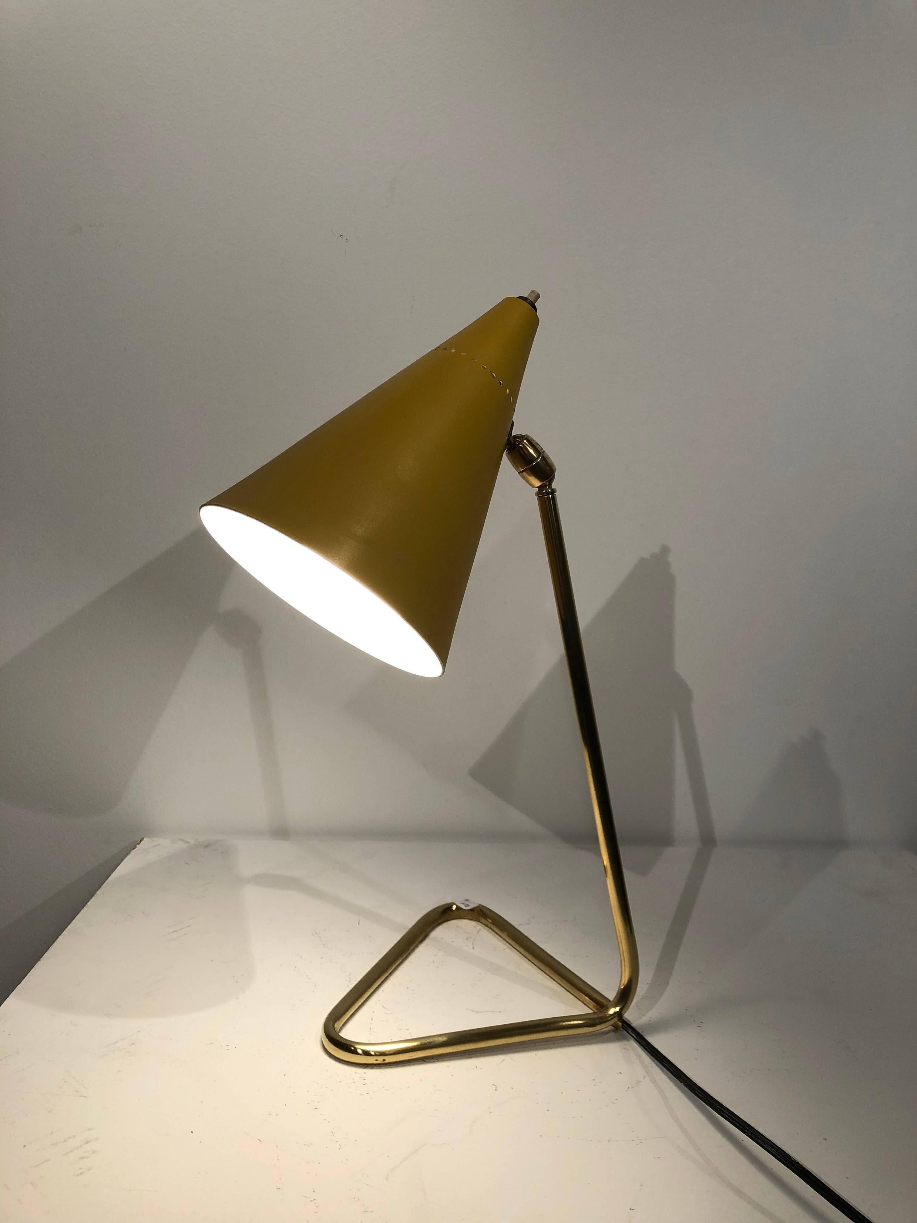 Table lamp in brass and yellow lacquered shade.
Good original condition with minor scratches on the shade (see picture)
design by Gino Sarfatti.