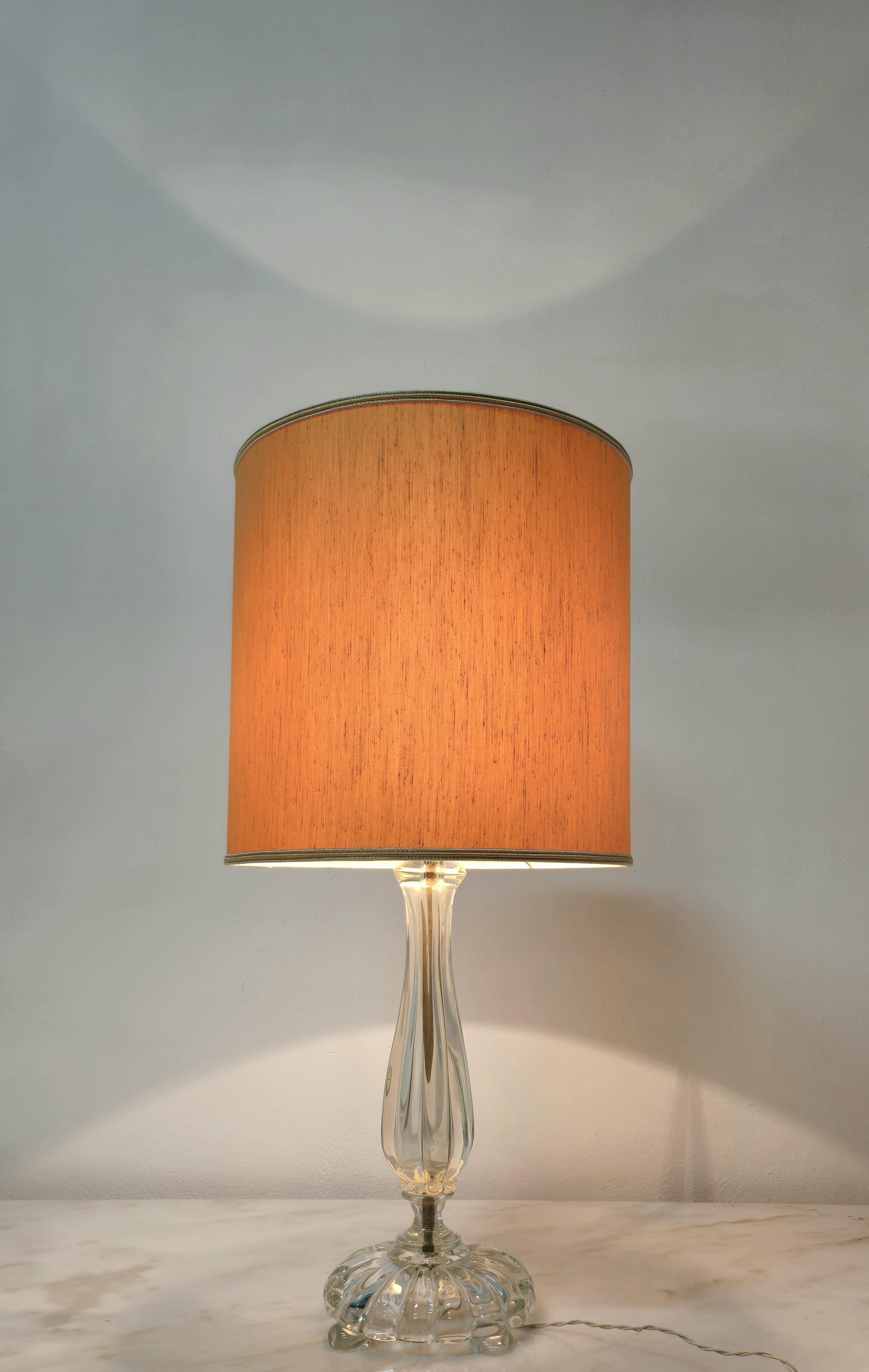 Elegant table lamp by Seguso produced in Italy in the 1940s.
The lamp was made of transparent Murano glass with a cylindrical fabric lampshade, in shades of yellow.



Note: We try to offer our customers an excellent service even in shipments all