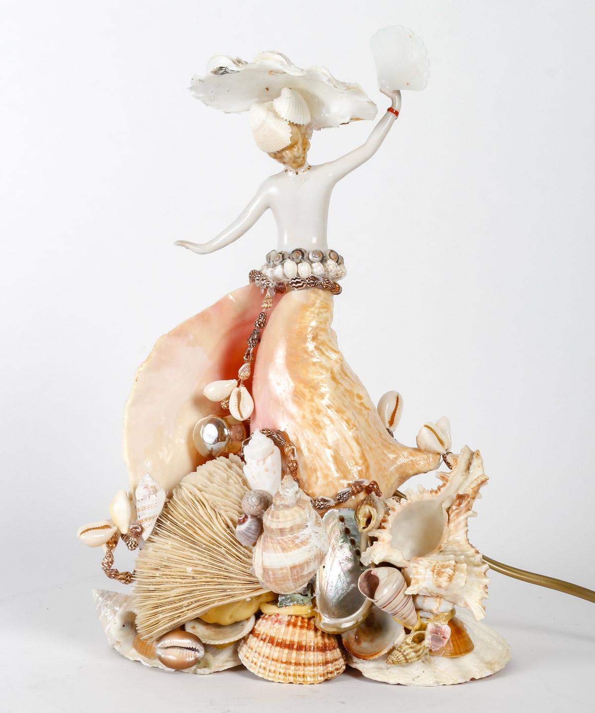 Tischlampe, Muschel- und Porzellanskulptur, 20. Jahrhundert. (Moderne) im Angebot