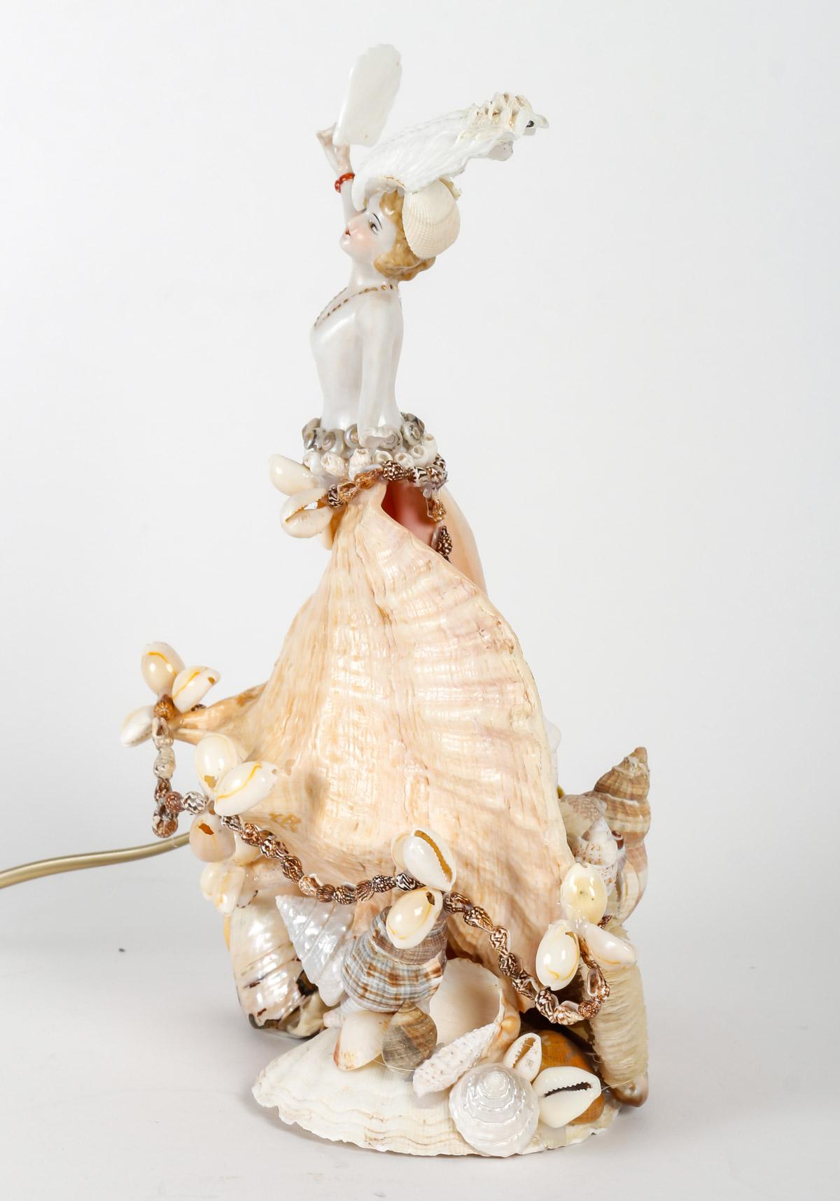 Tischlampe, Muschel- und Porzellanskulptur, 20. Jahrhundert. (Französisch) im Angebot
