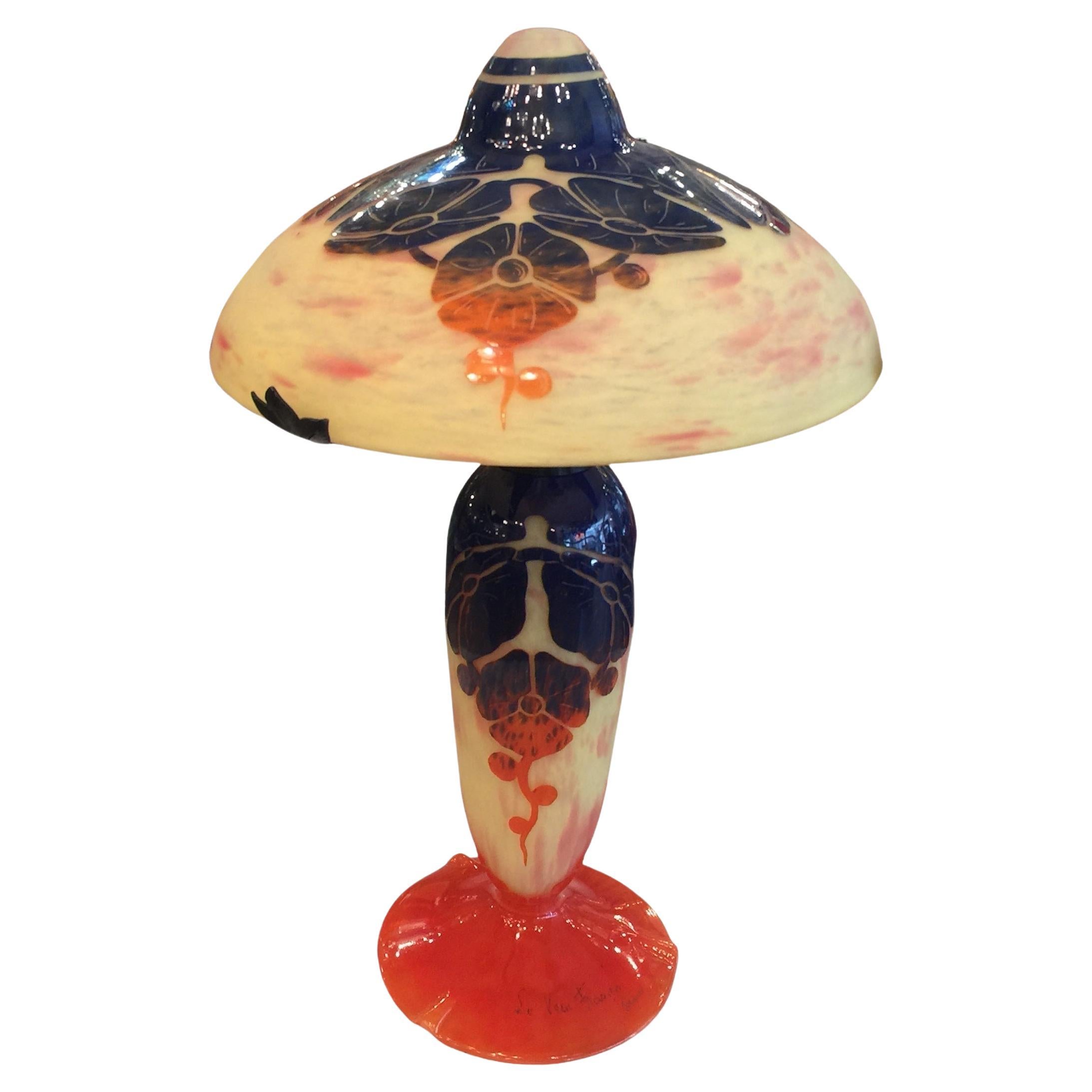 Lampe à poser Sign : Le Verre Francais France  ( Fleurs Begonias ), 1922 en vente