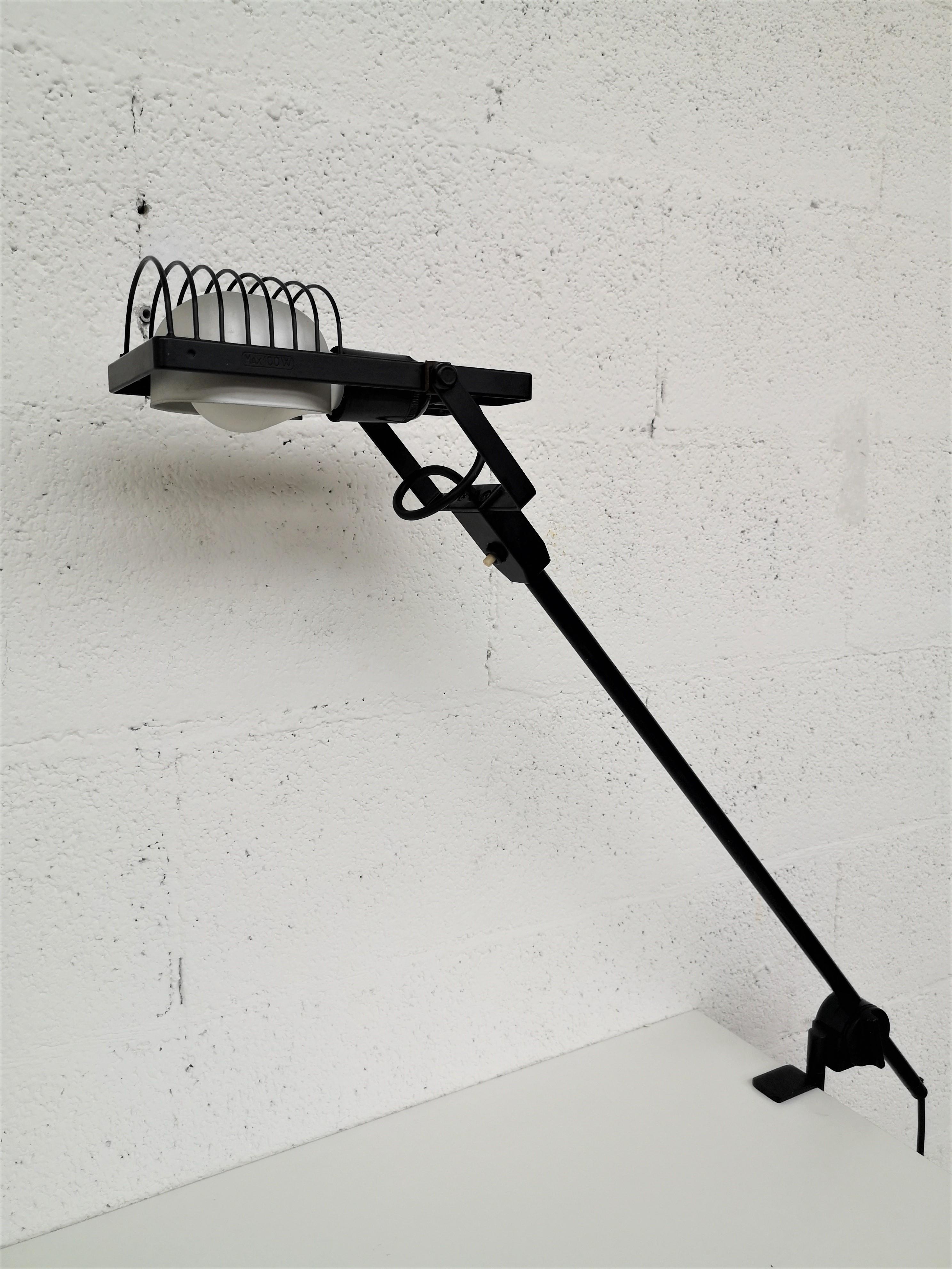Très rare lampe de table Sintesi Morsetto conçue par Ernesto Gismondi et produite par Artemide dans les années 1970.
Il s'agit de la version avec bras et pince de fixation.
Structure métallique peinte, diffuseur en aluminium

Fondée dans les