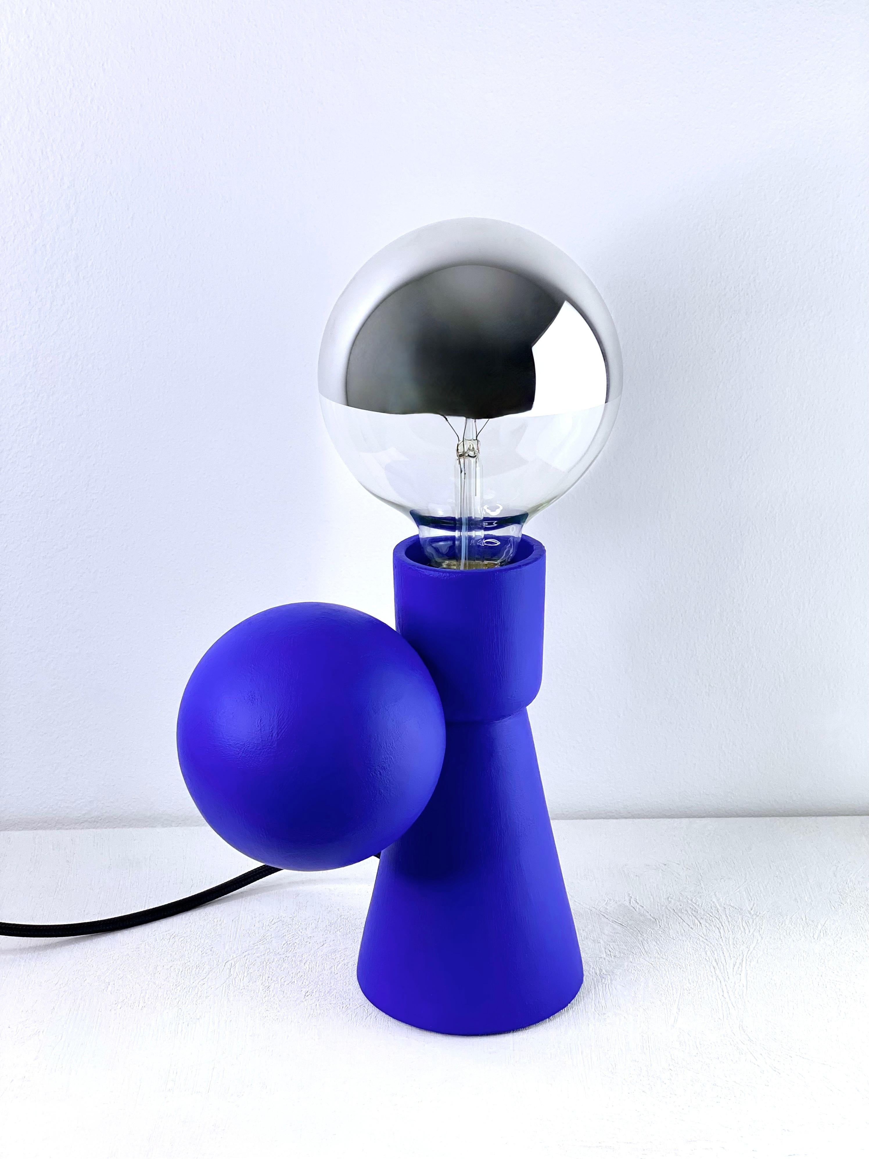 Lampe à poser contemporaine en grès bleu mat, design minimaliste SIRENA en vente 2