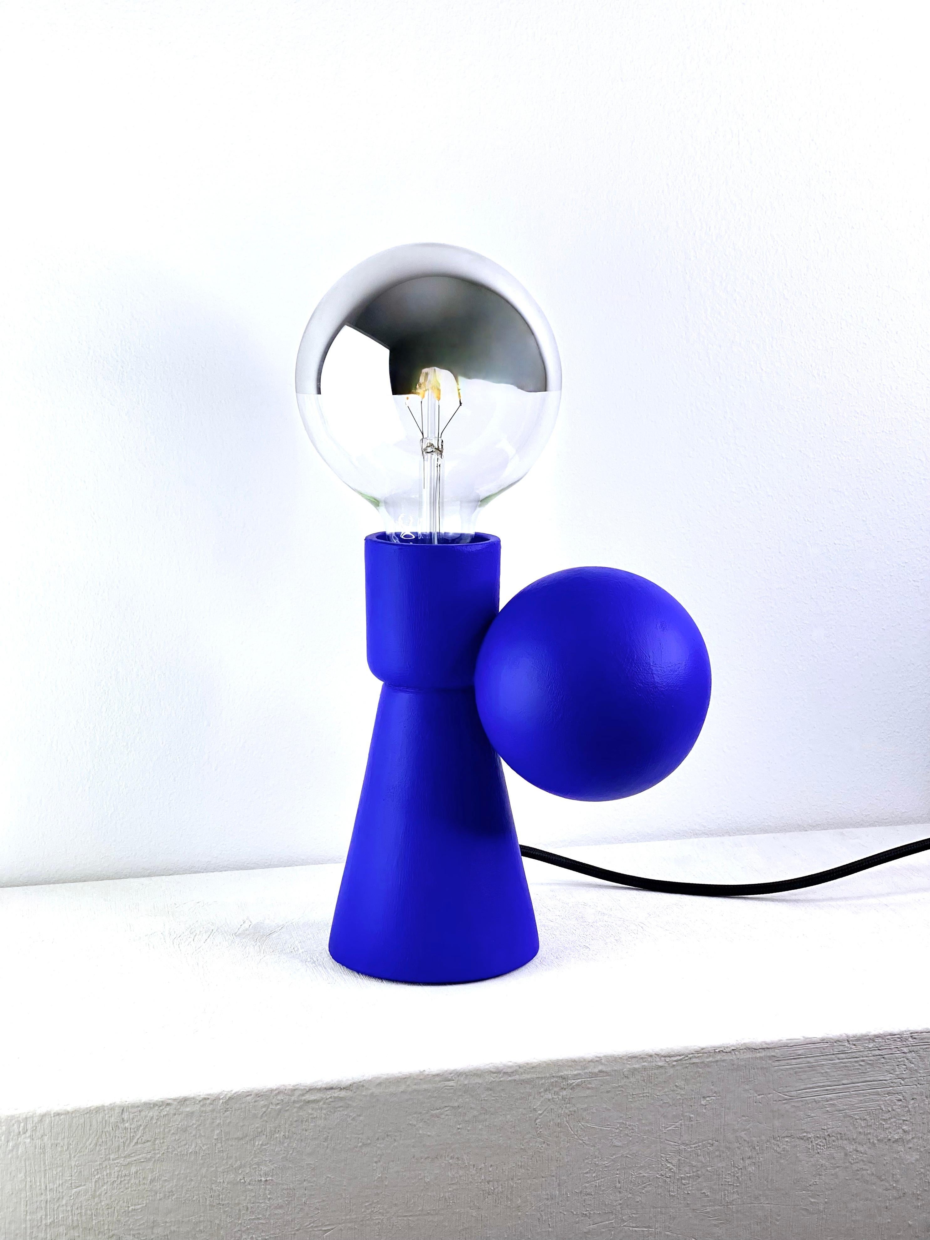 Lampe à poser contemporaine en grès bleu mat, design minimaliste SIRENA en vente 3