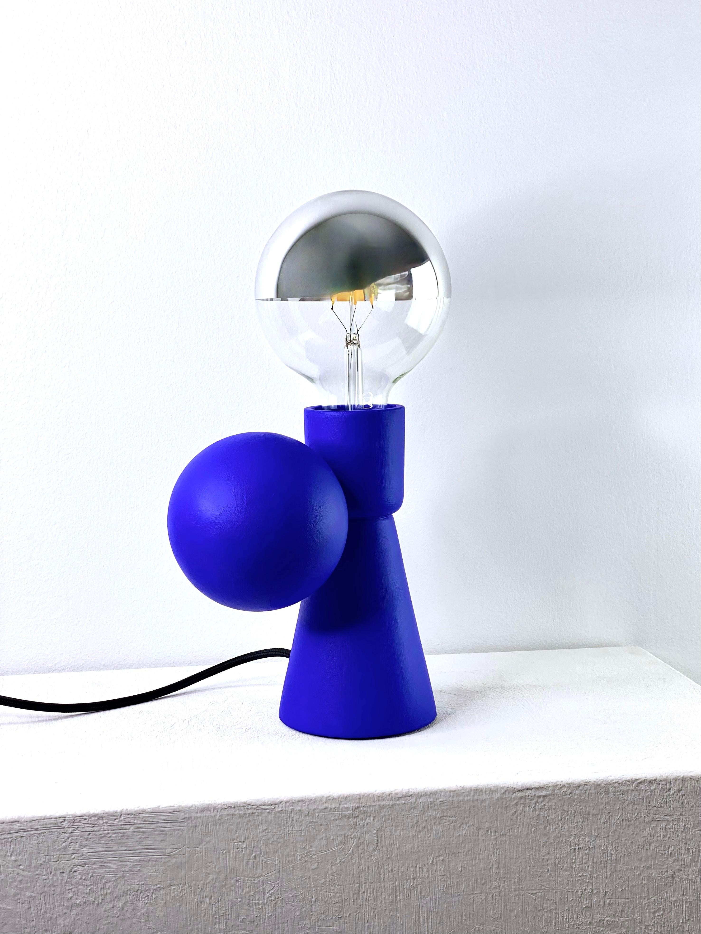 Lampe à poser contemporaine en grès bleu mat, design minimaliste SIRENA en vente 4