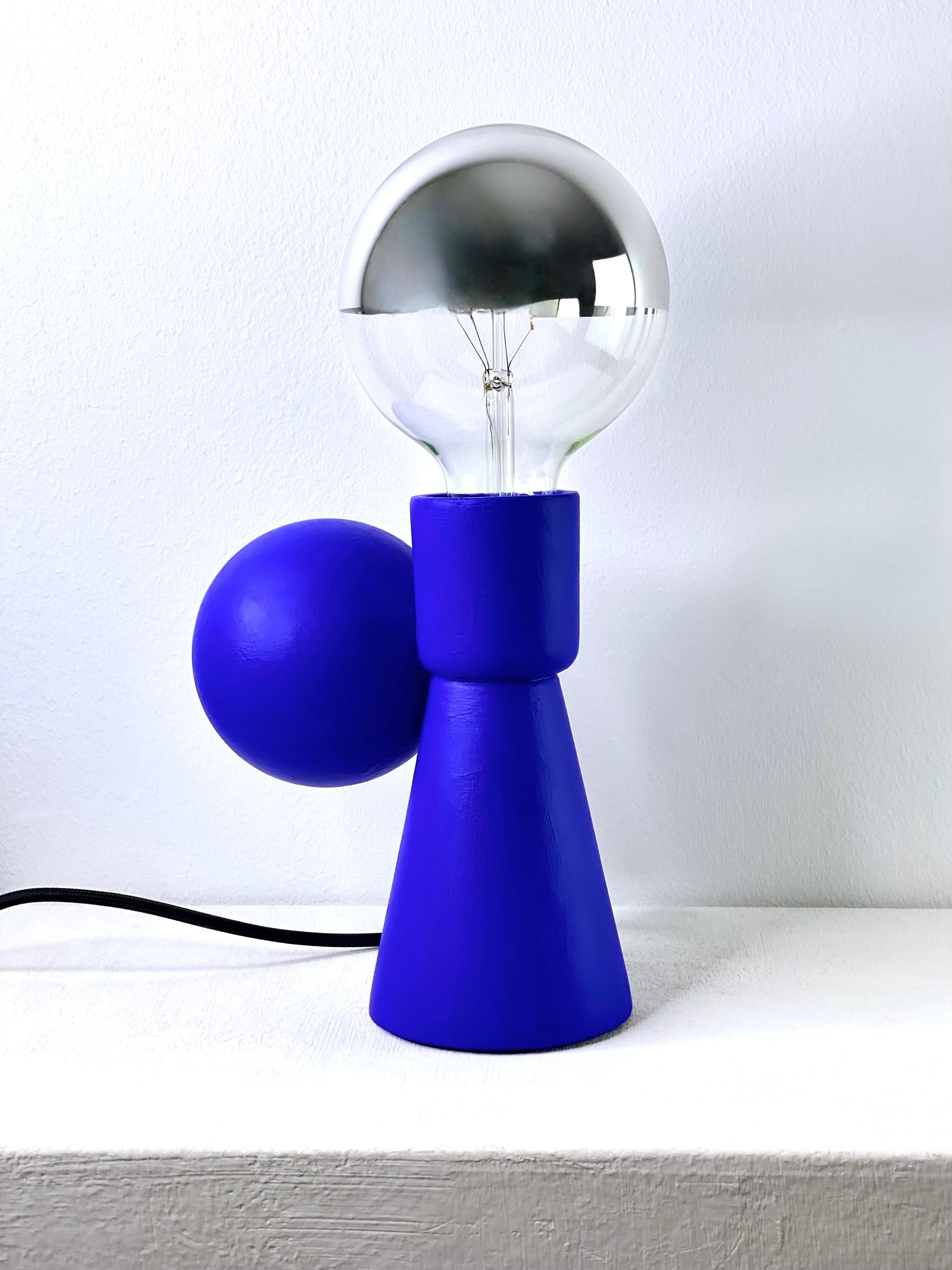 Lampe à poser contemporaine en grès bleu mat, design minimaliste SIRENA en vente 5