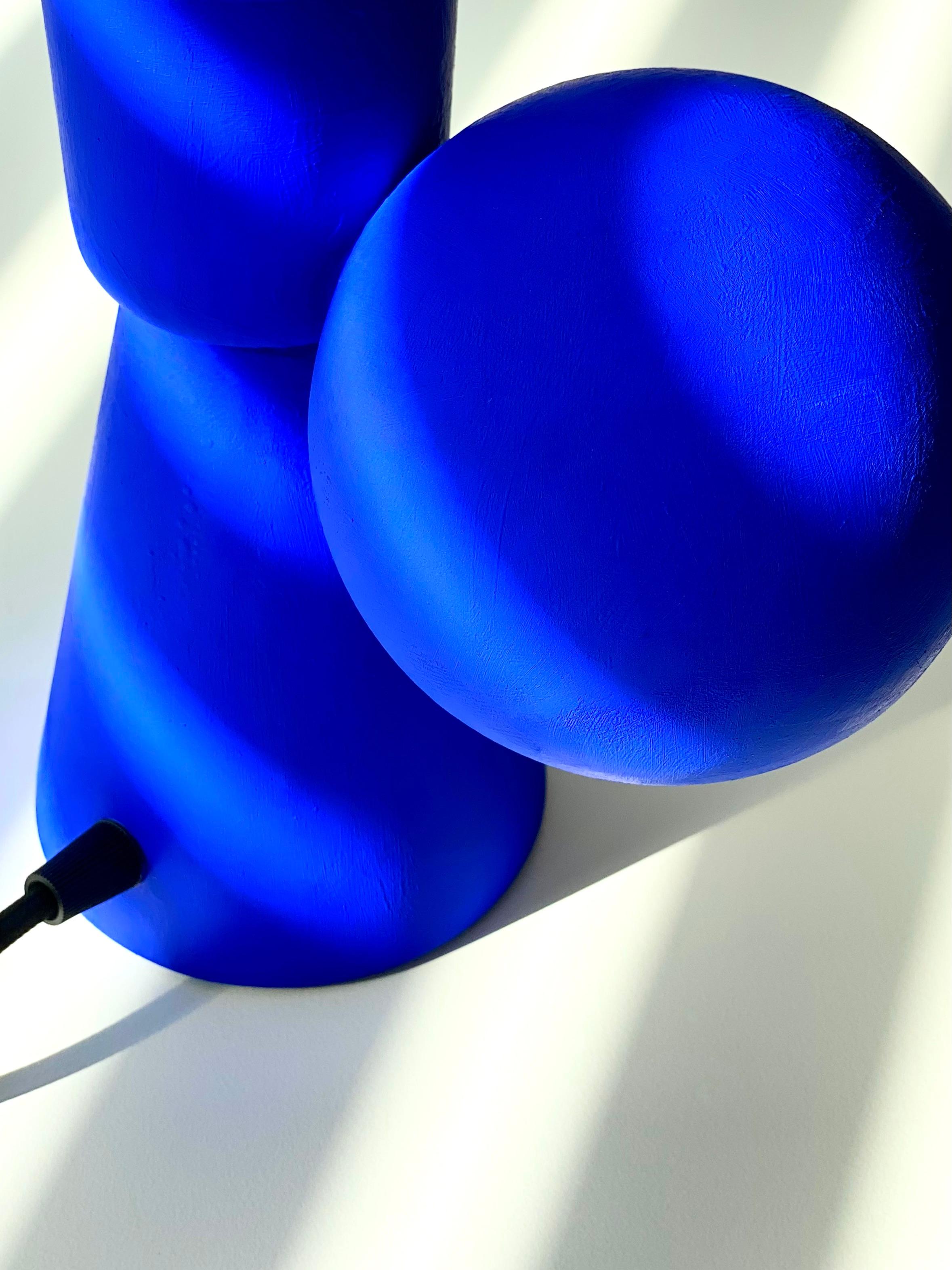 Lampe à poser contemporaine en grès bleu mat, design minimaliste SIRENA en vente 6