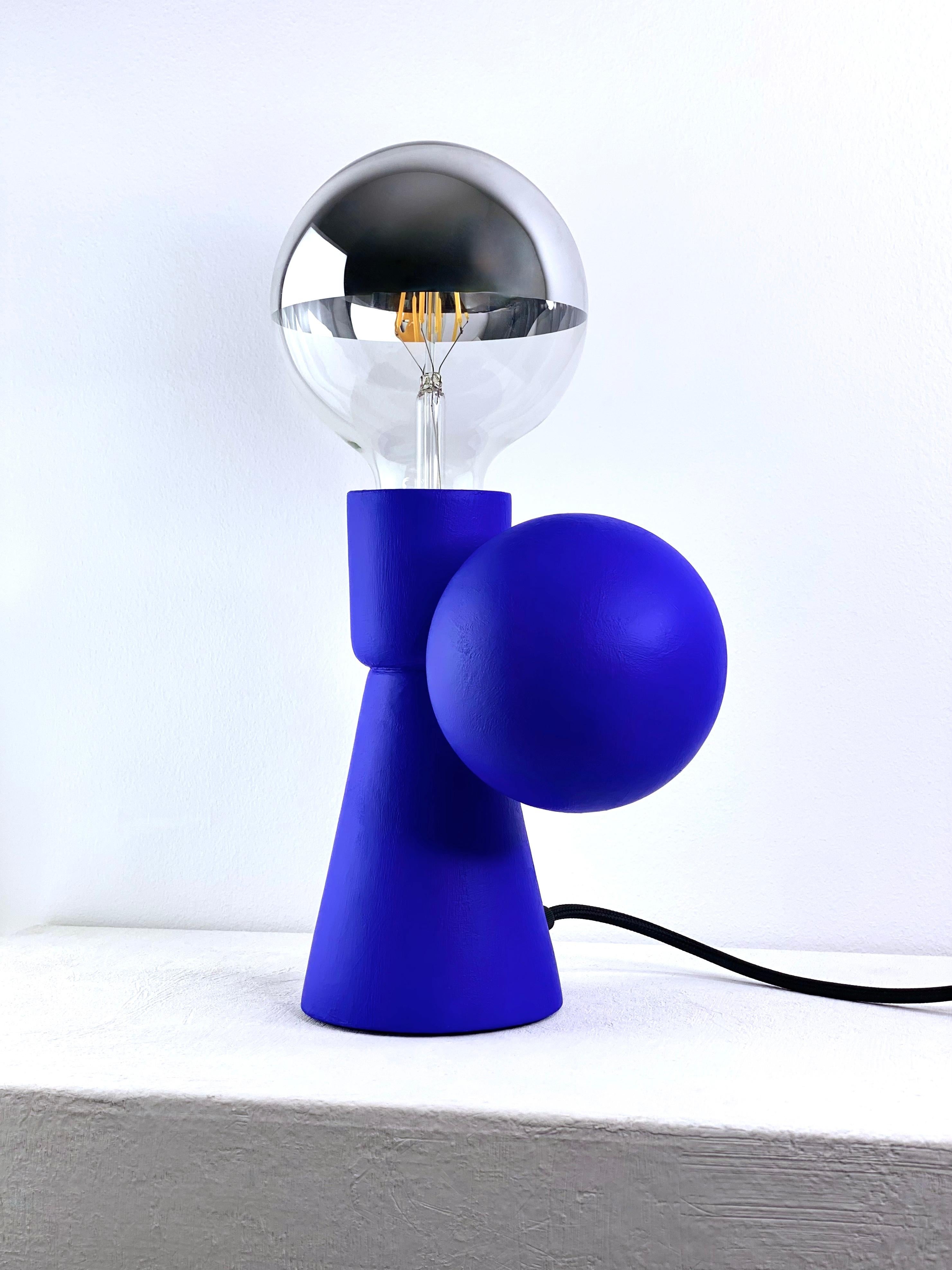 Minimaliste Lampe à poser contemporaine en grès bleu mat, design minimaliste SIRENA en vente