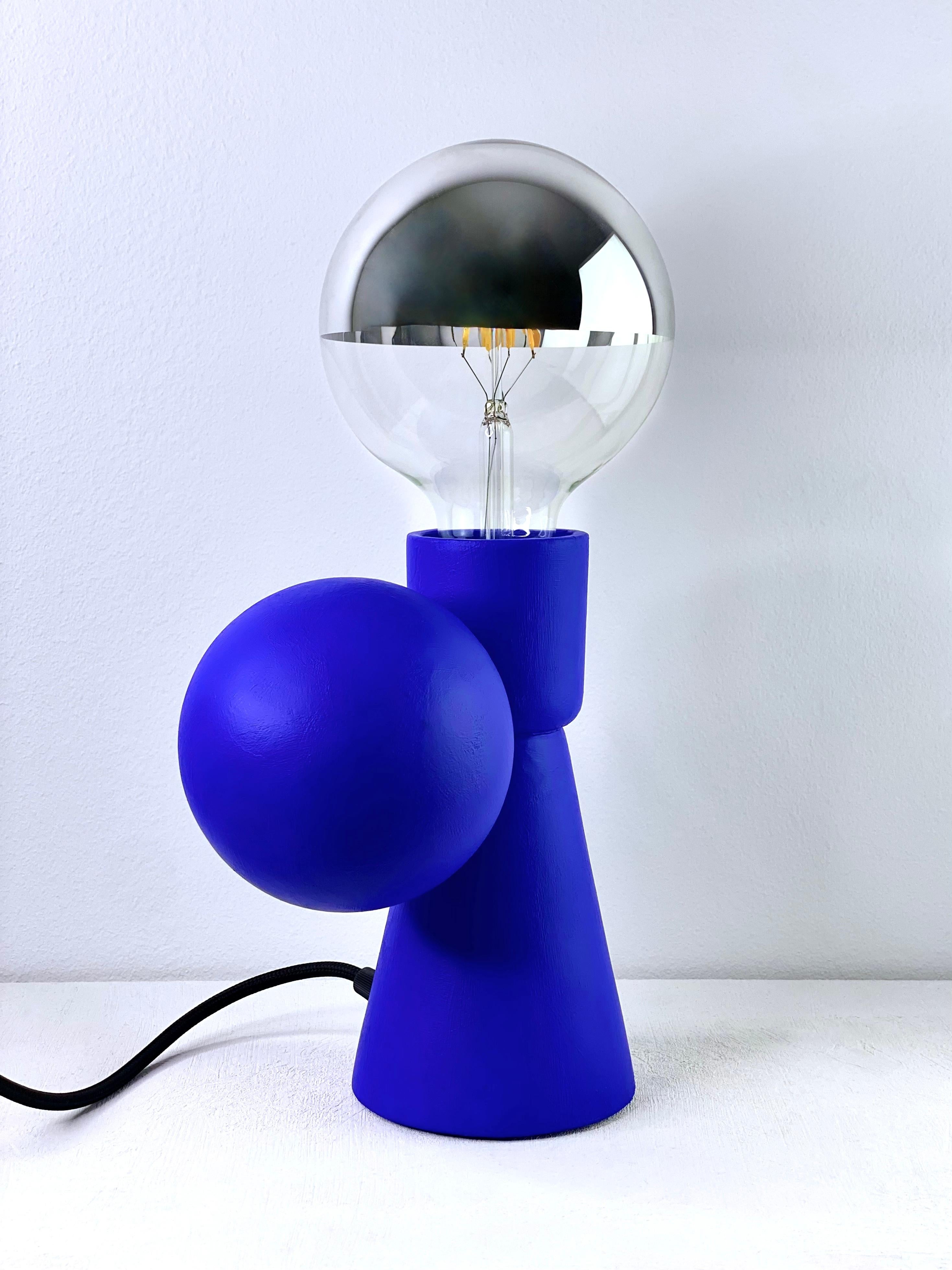 Allemand Lampe à poser contemporaine en grès bleu mat, design minimaliste SIRENA en vente