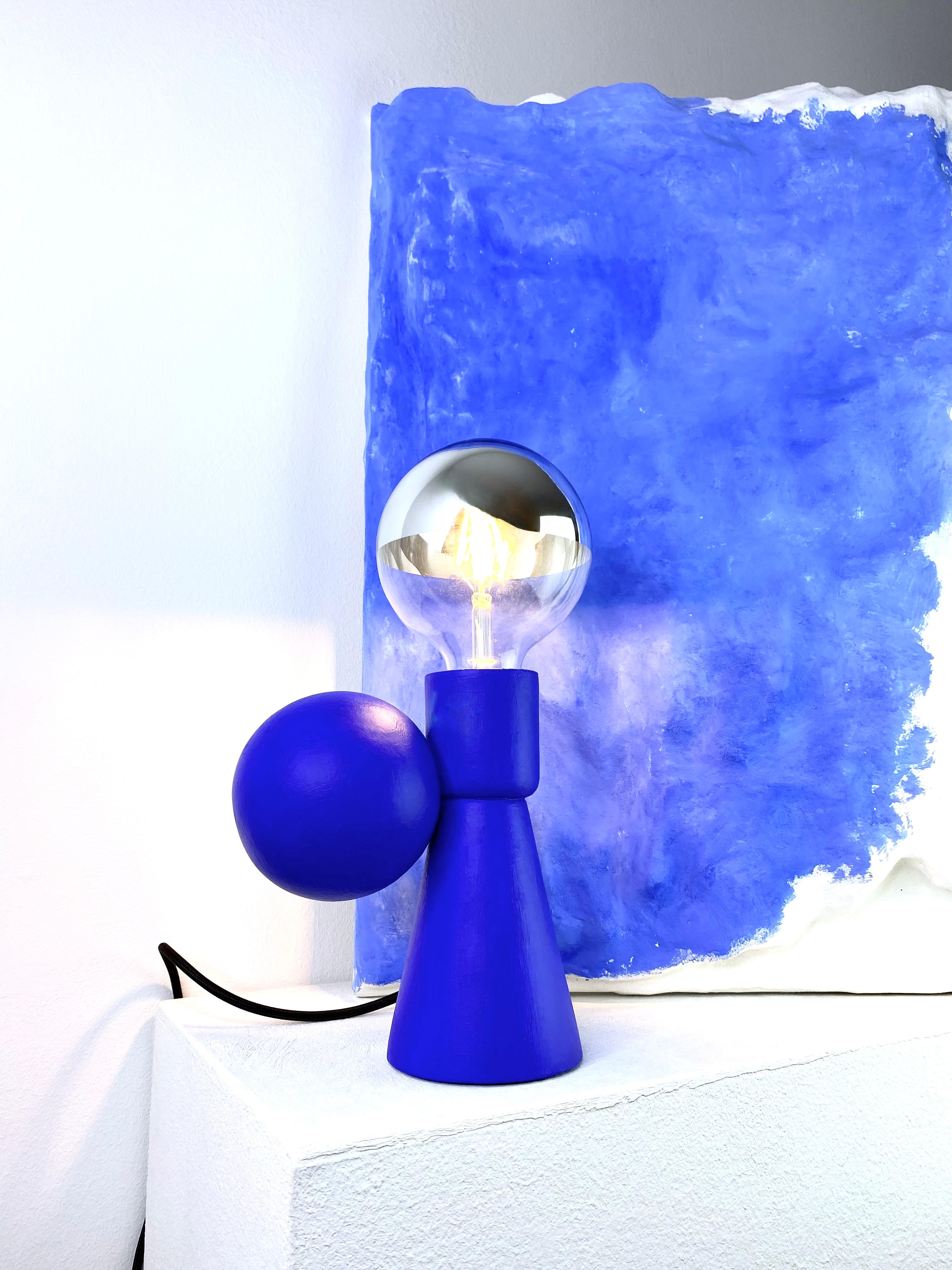 Moulage Lampe à poser contemporaine en grès bleu mat, design minimaliste SIRENA en vente