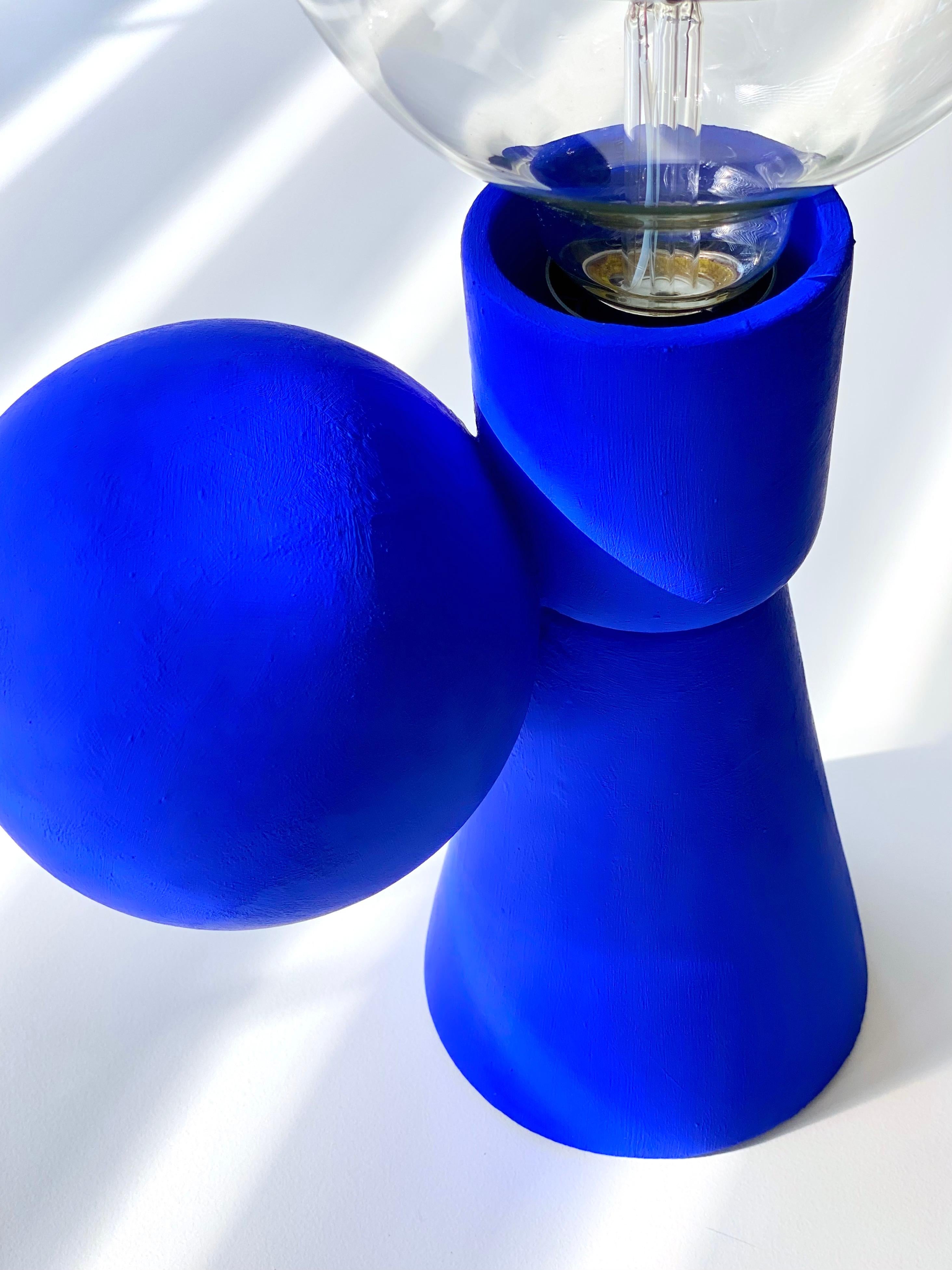 Lampe à poser contemporaine en grès bleu mat, design minimaliste SIRENA Neuf - En vente à Köln, DE