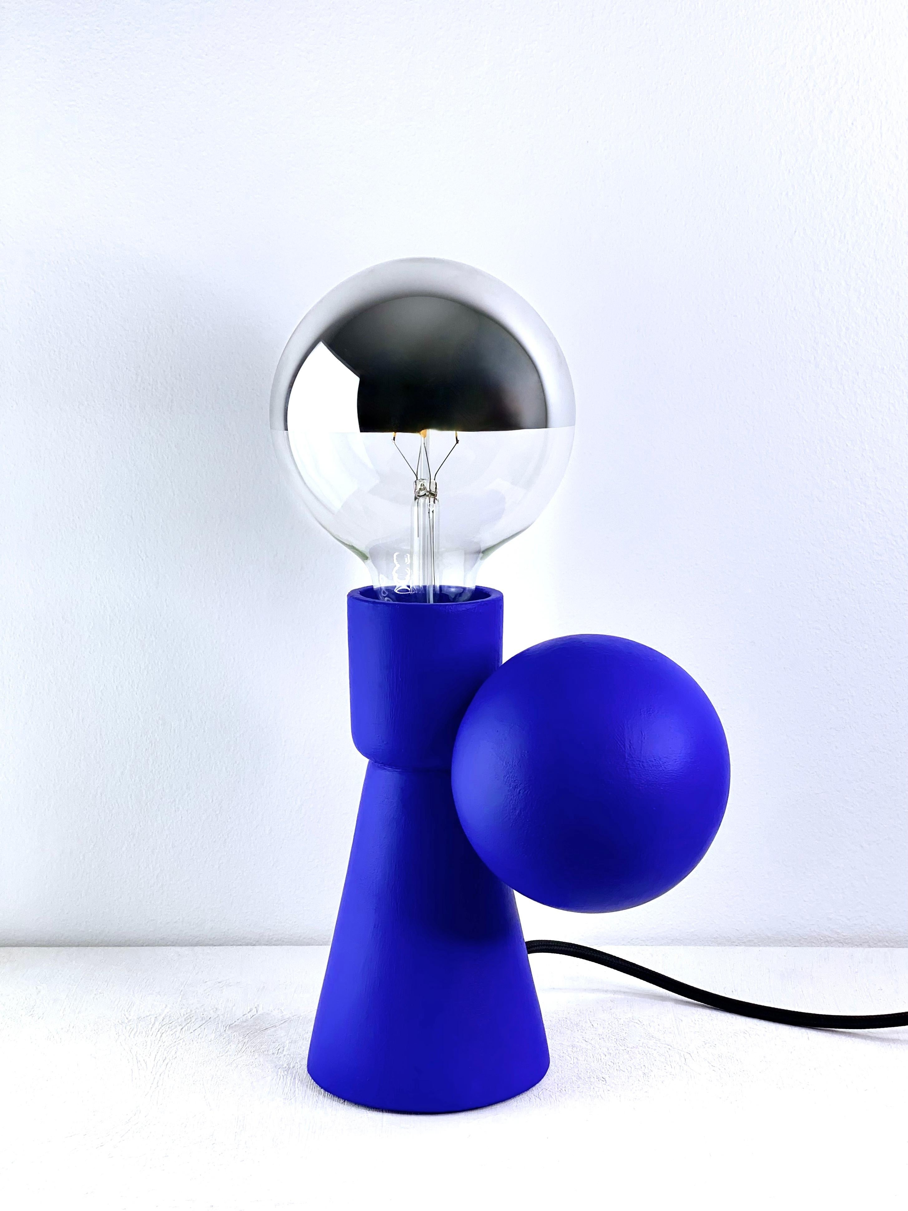 Grès Lampe à poser contemporaine en grès bleu mat, design minimaliste SIRENA en vente