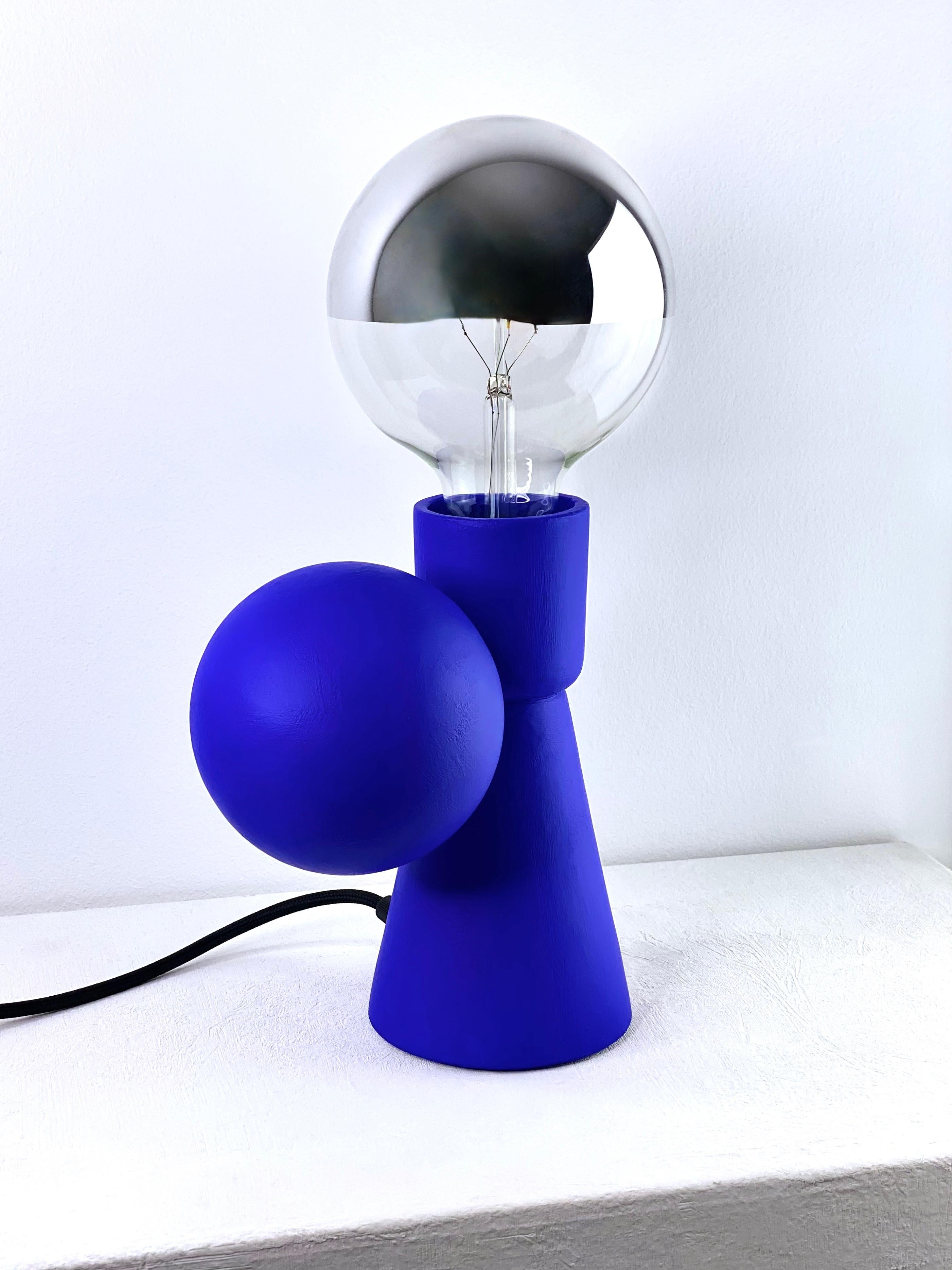 Lampe à poser contemporaine en grès bleu mat, design minimaliste SIRENA en vente 1