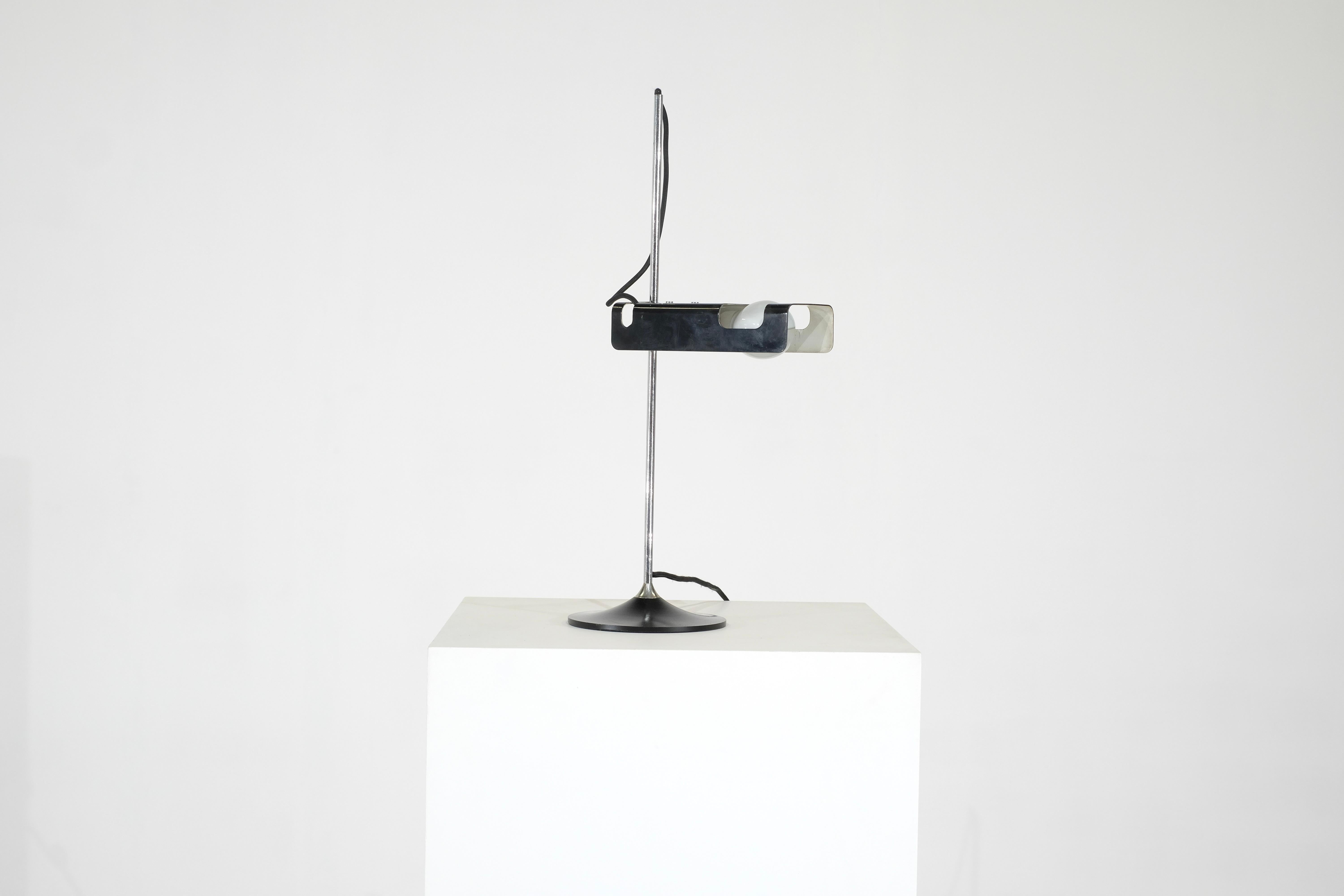 Magnificent Spider 291 table lamp, designed by Joe Colombo for Oluce in the 1960s.
Its iconic enameled metal reflector allows for optimal light diffusion.

The Spider 291 is adjustable up and down along the chrome stem, and the reflector can be