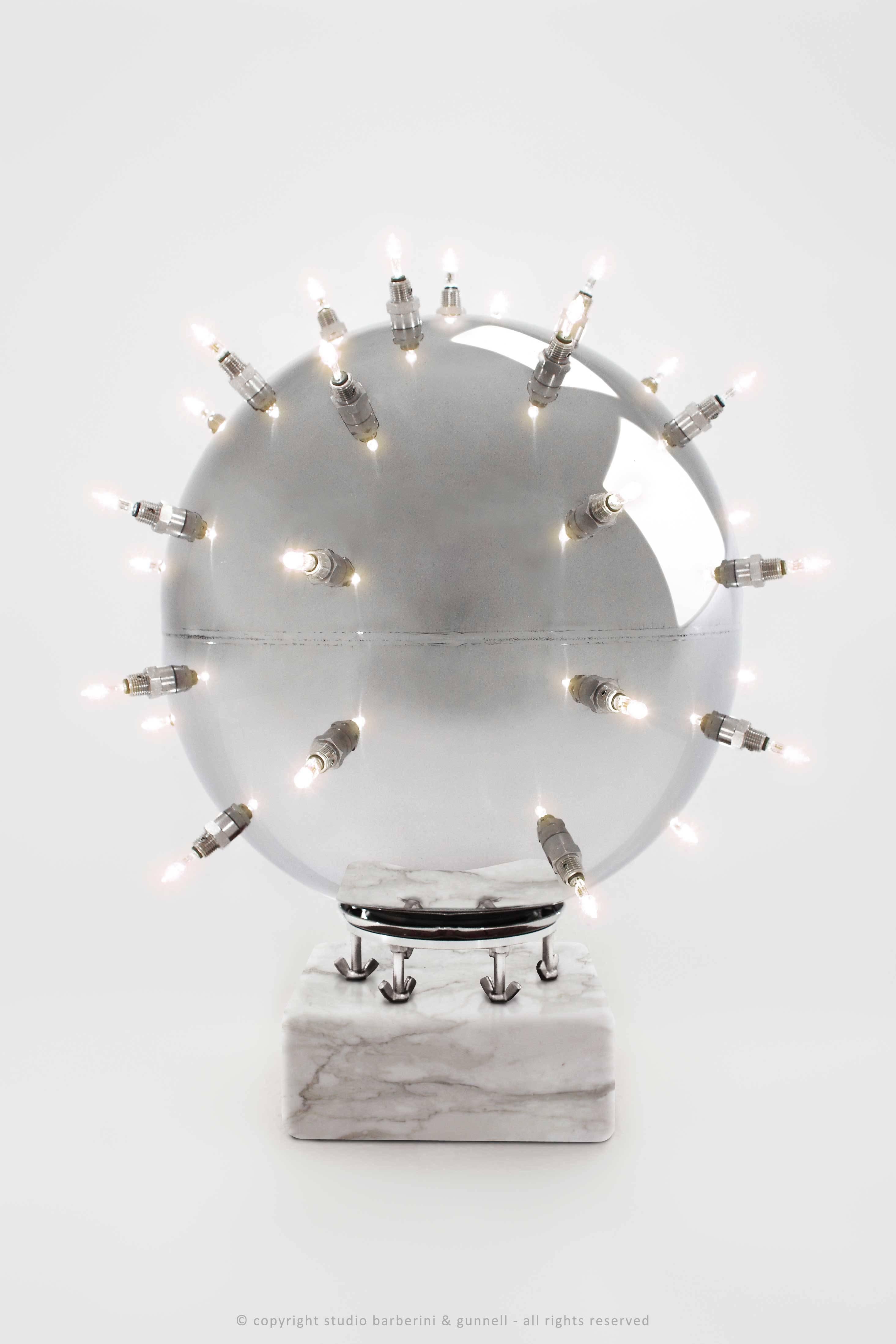 Poli Lampe de table Sphère Spoutnik Miroir en acier poli Design Colletible Fabriqué à la main Italie en vente