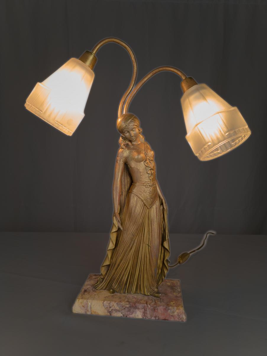 Lámpara de mesa Art Déco montada de una figura de mujer Georges Van De Voorde firmada  