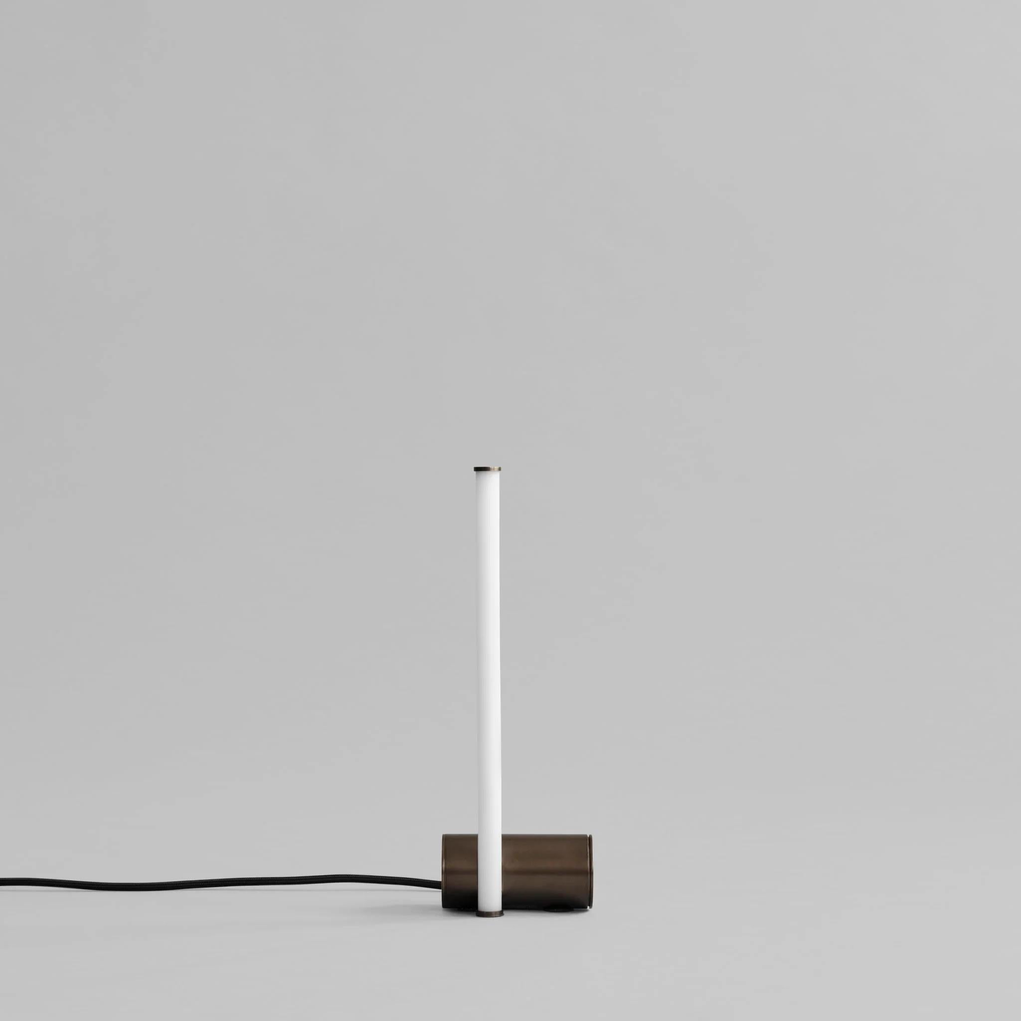 Lampe à poser, modèle Stick

La collection Stick s'inspire de l'art minimaliste. Cette collection se caractérise par un tube acrylique blanc brillant abritant une source lumineuse LED à longue durée de vie, offrant 25 000 heures d'éclairage à une